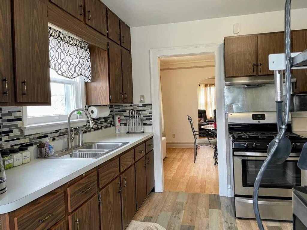 Waukegan Vacations - 2 BR Apt near Great Lakes Naval Base and 6 Flags - Property Image 6