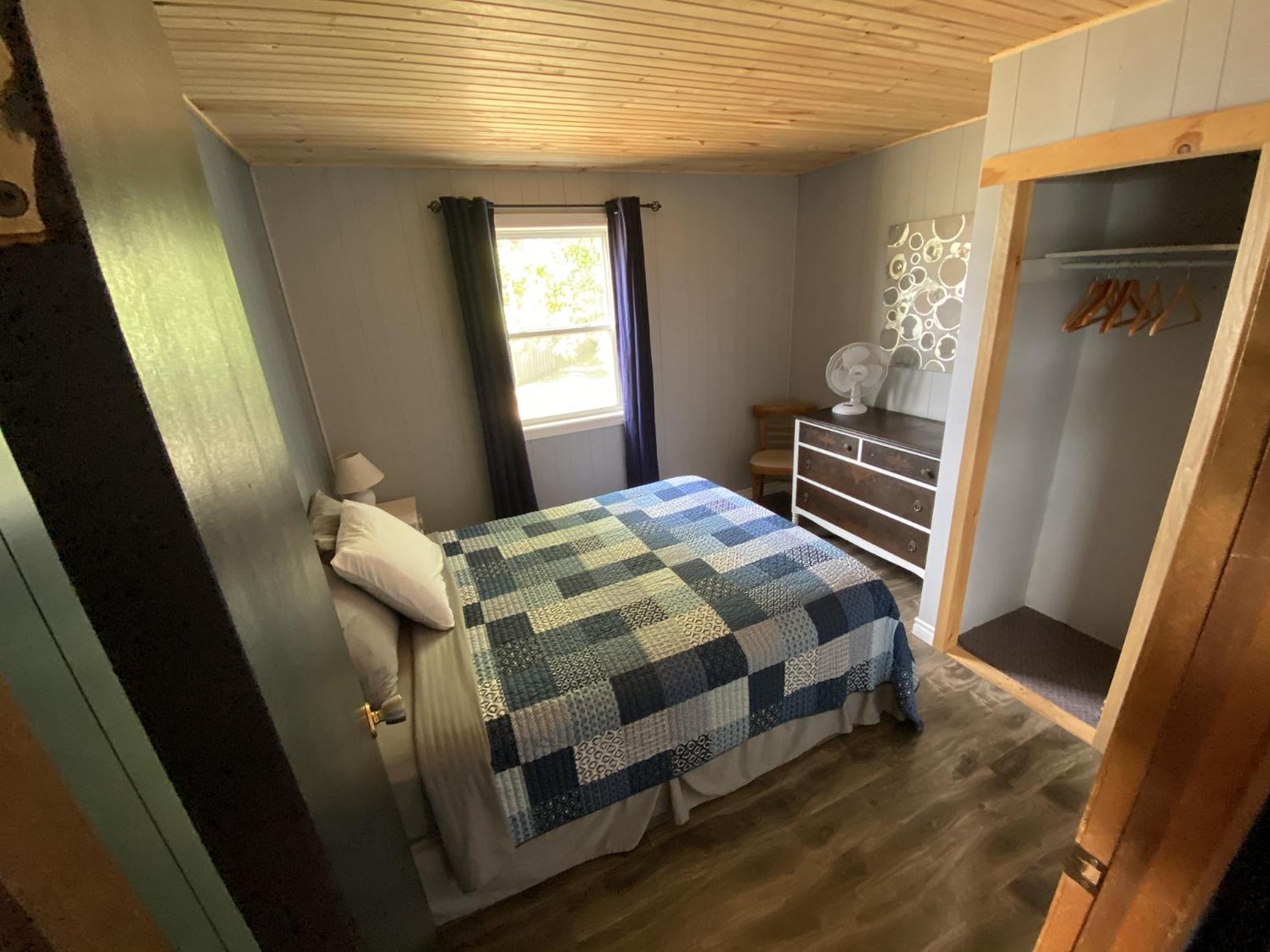The Pines Motel and Cottages