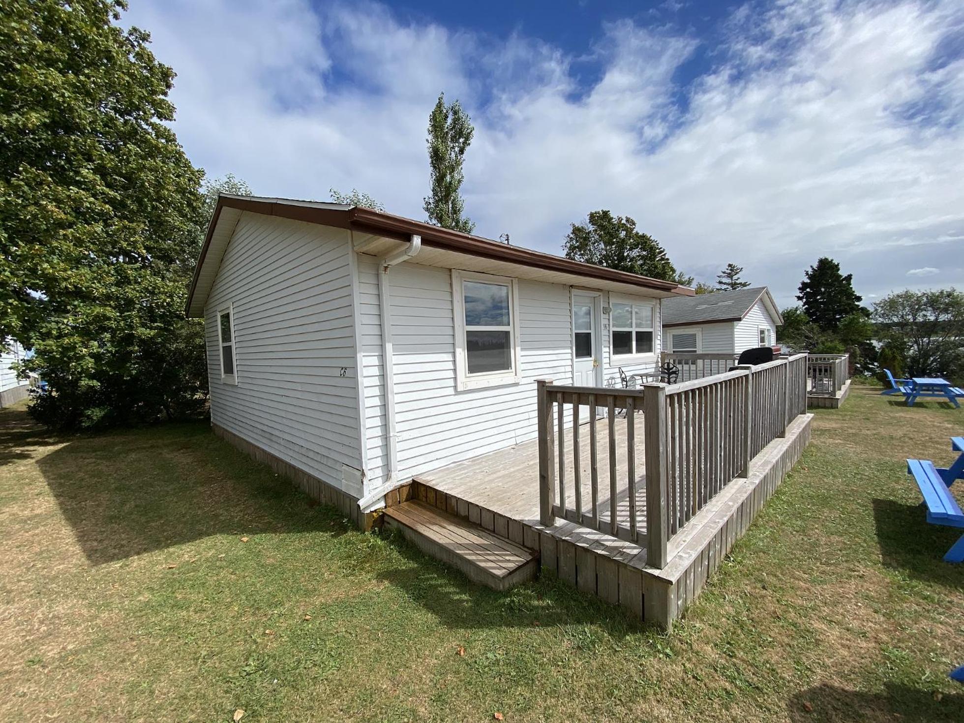 The Pines Motel and Cottages