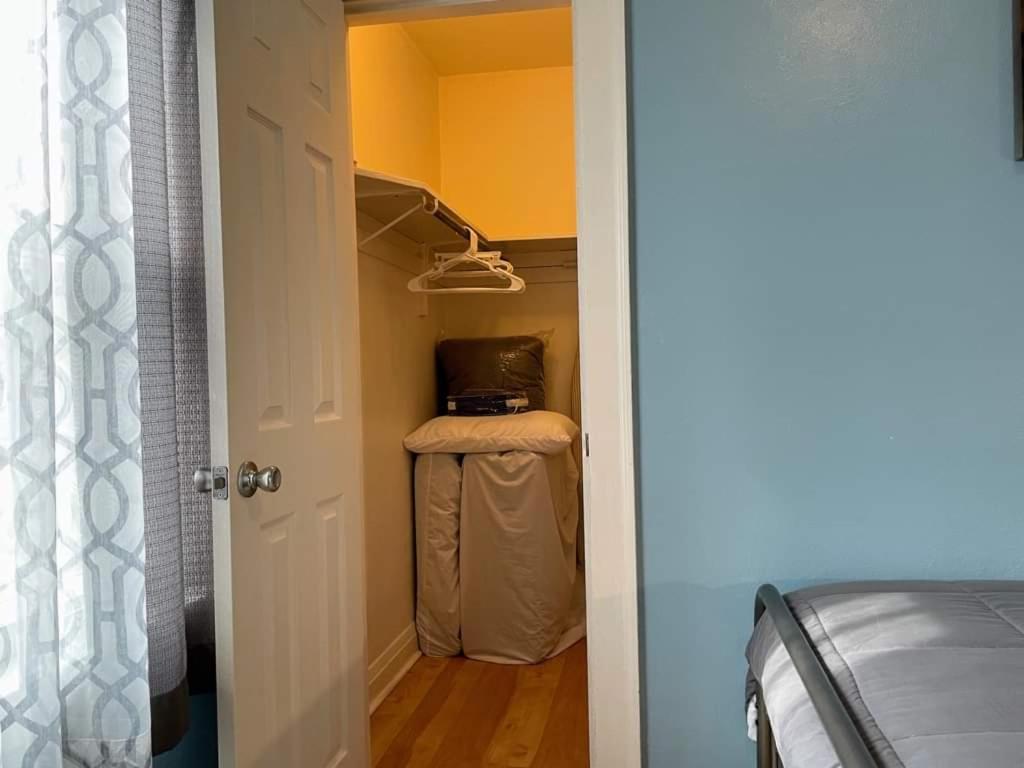Waukegan Vacations - 2 BR Apt near Great Lakes Naval Base and 6 Flags - Property Image 1