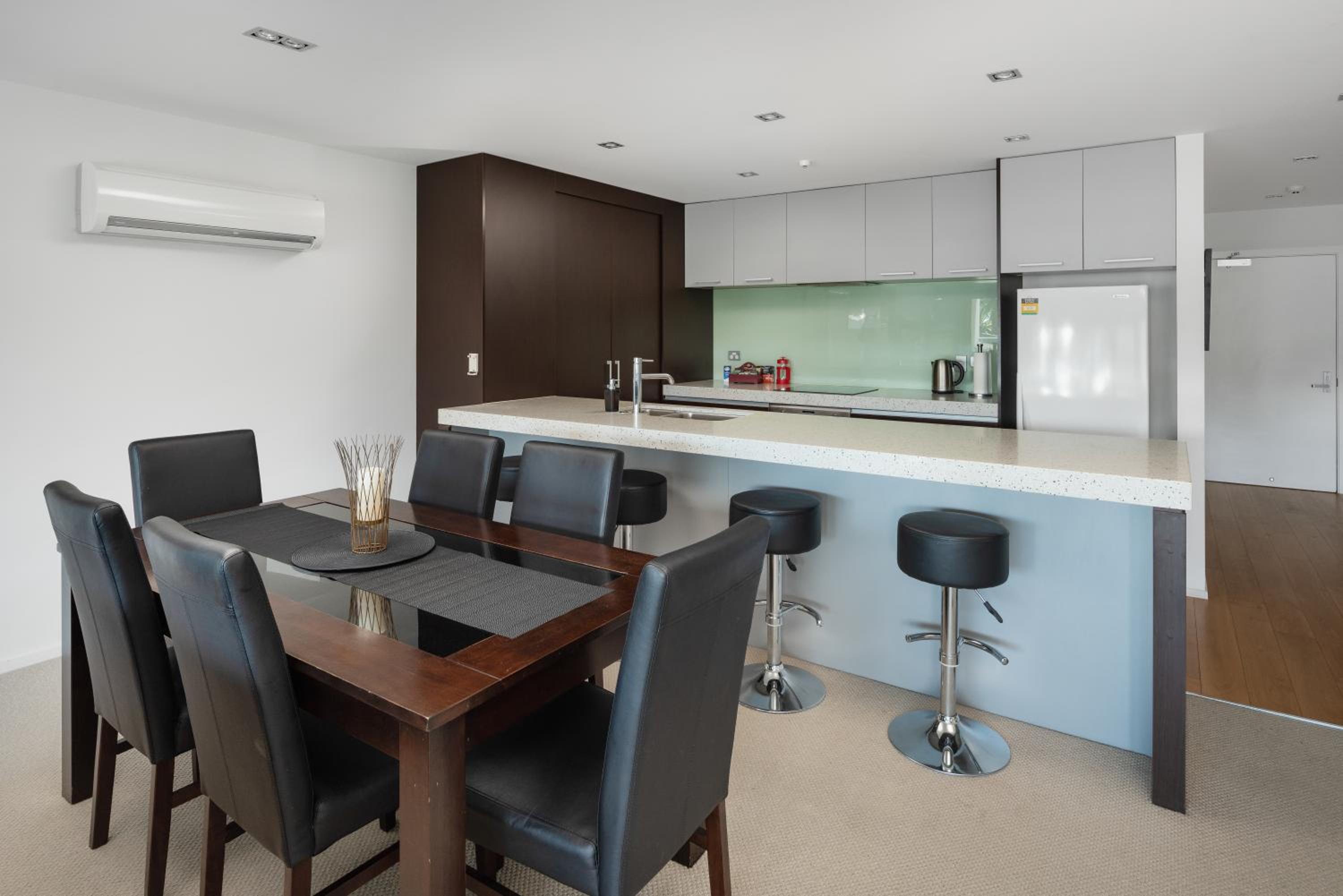 Luxury Waterfront Apartment - Quay view 5