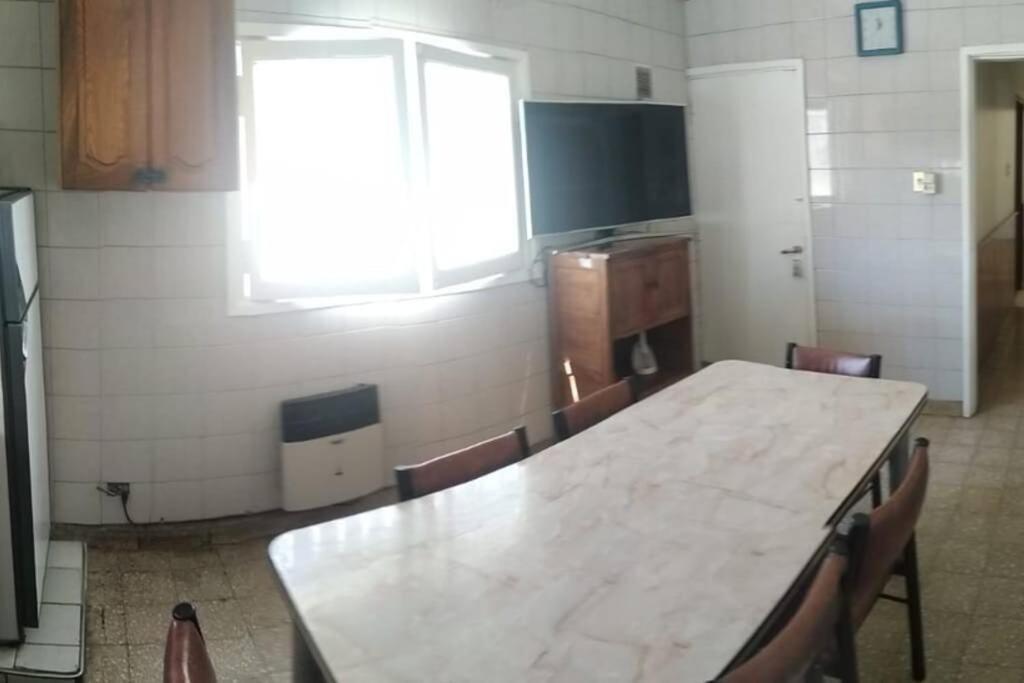 Casa amplia y céntrica para 2-6 personas. Cochera.