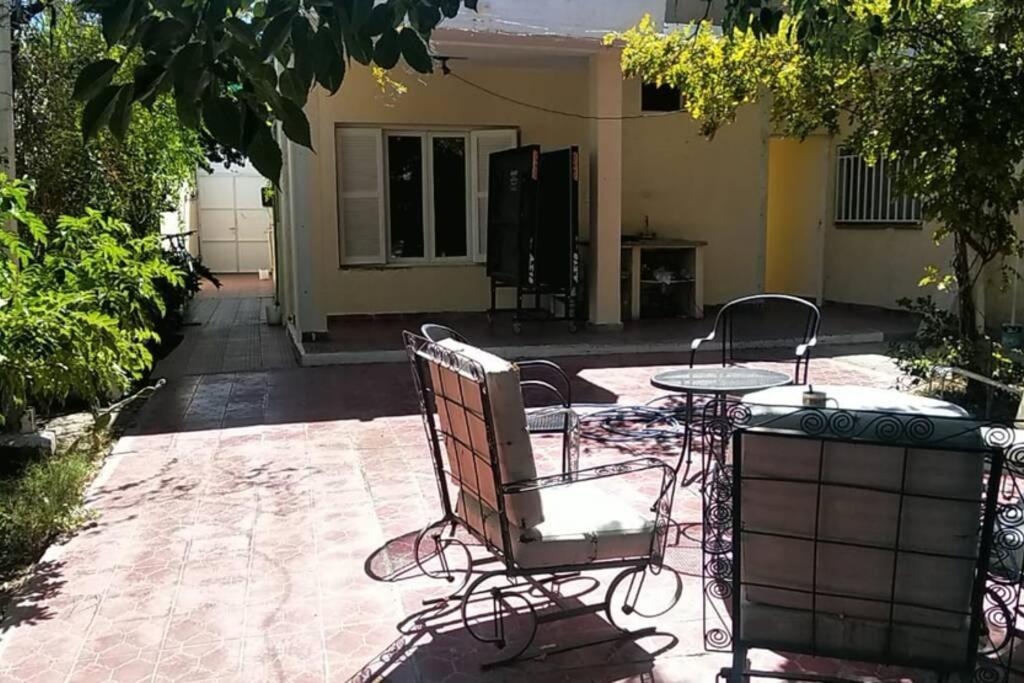 Casa amplia y céntrica para 2-6 personas. Cochera.