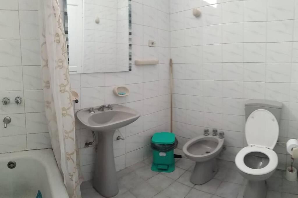 Casa amplia y céntrica para 2-6 personas. Cochera.