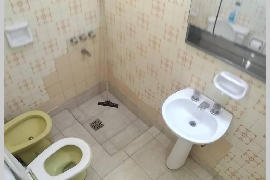 Casa amplia y céntrica para 2-6 personas. Cochera.