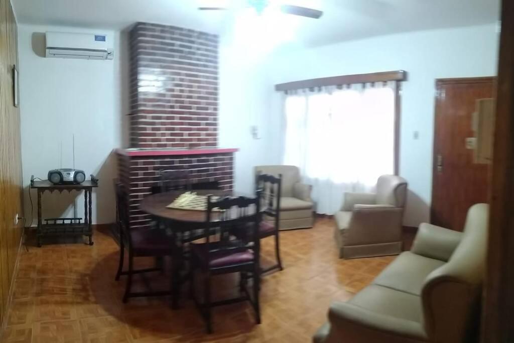 Casa amplia y céntrica para 2-6 personas. Cochera.