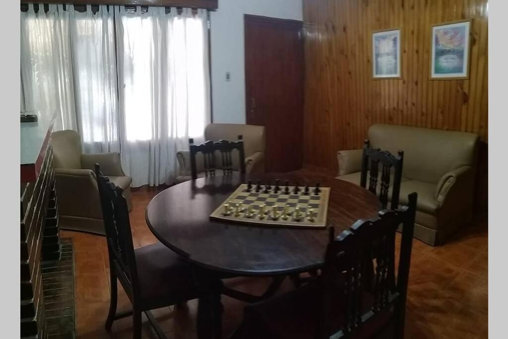 Casa amplia y céntrica para 2-6 personas. Cochera.