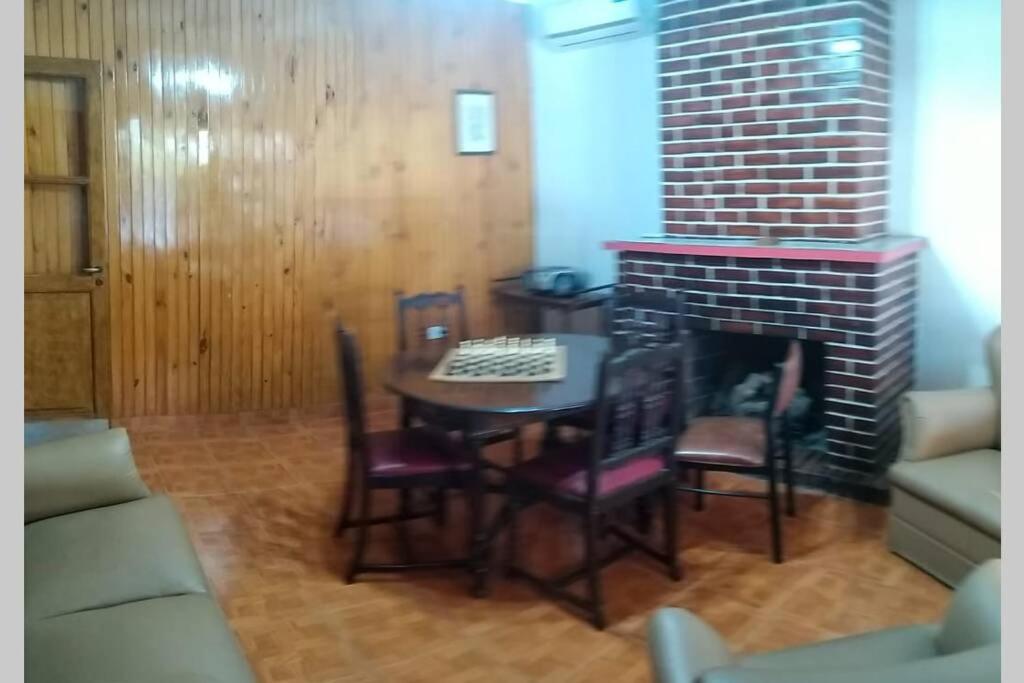 Casa amplia y céntrica para 2-6 personas. Cochera.