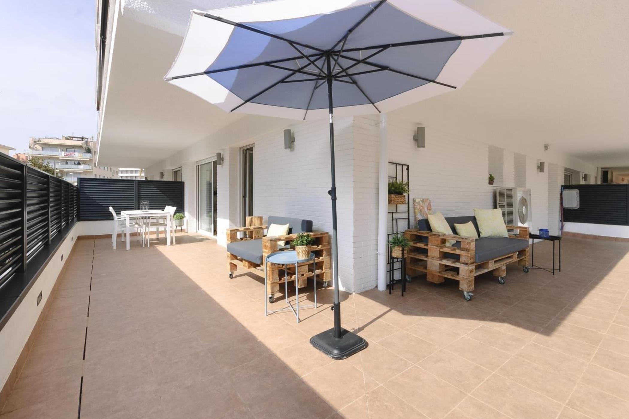 Hotel Lets holidays Cozy apartment with terrace - Image 1