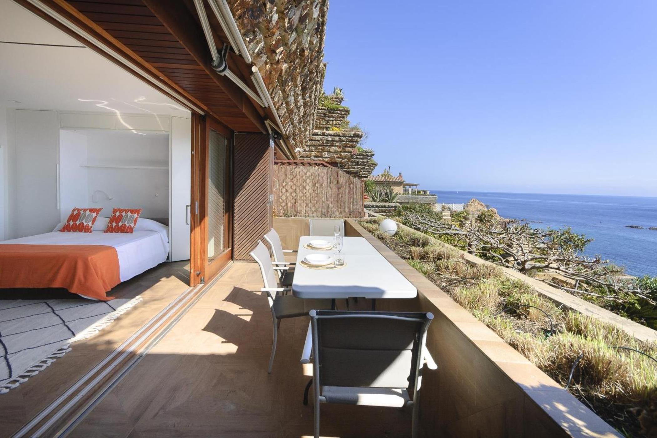 Hotel Lets Holidays Modern sea views apartment - Image 1