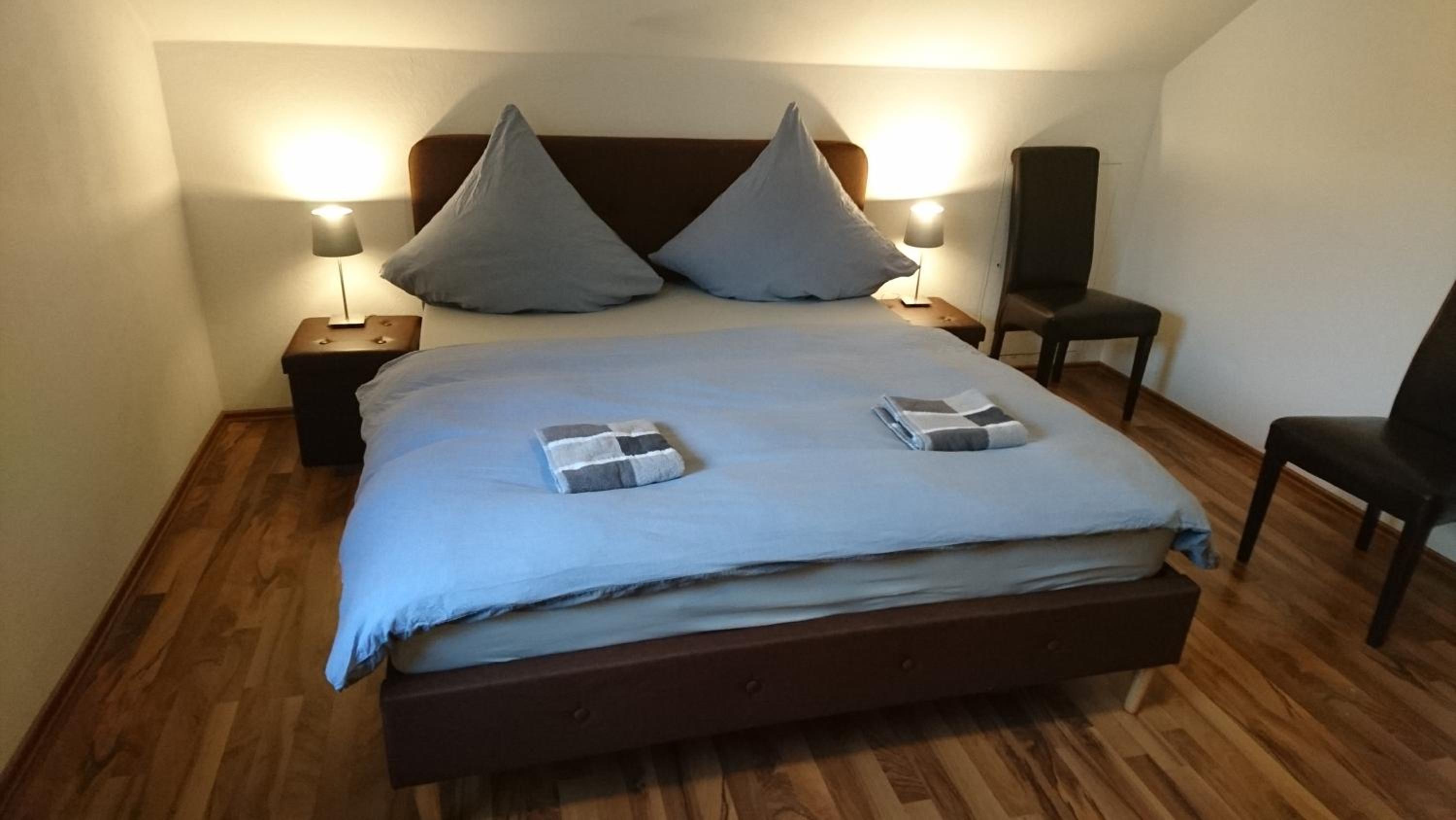 An der grünen Donau - Ferienwohnung, Monteurwohnung, wir bieten keine Parkplätze, Verpflegung oder Tücher an, Parken NUR gegenüber auf der Straßenseite