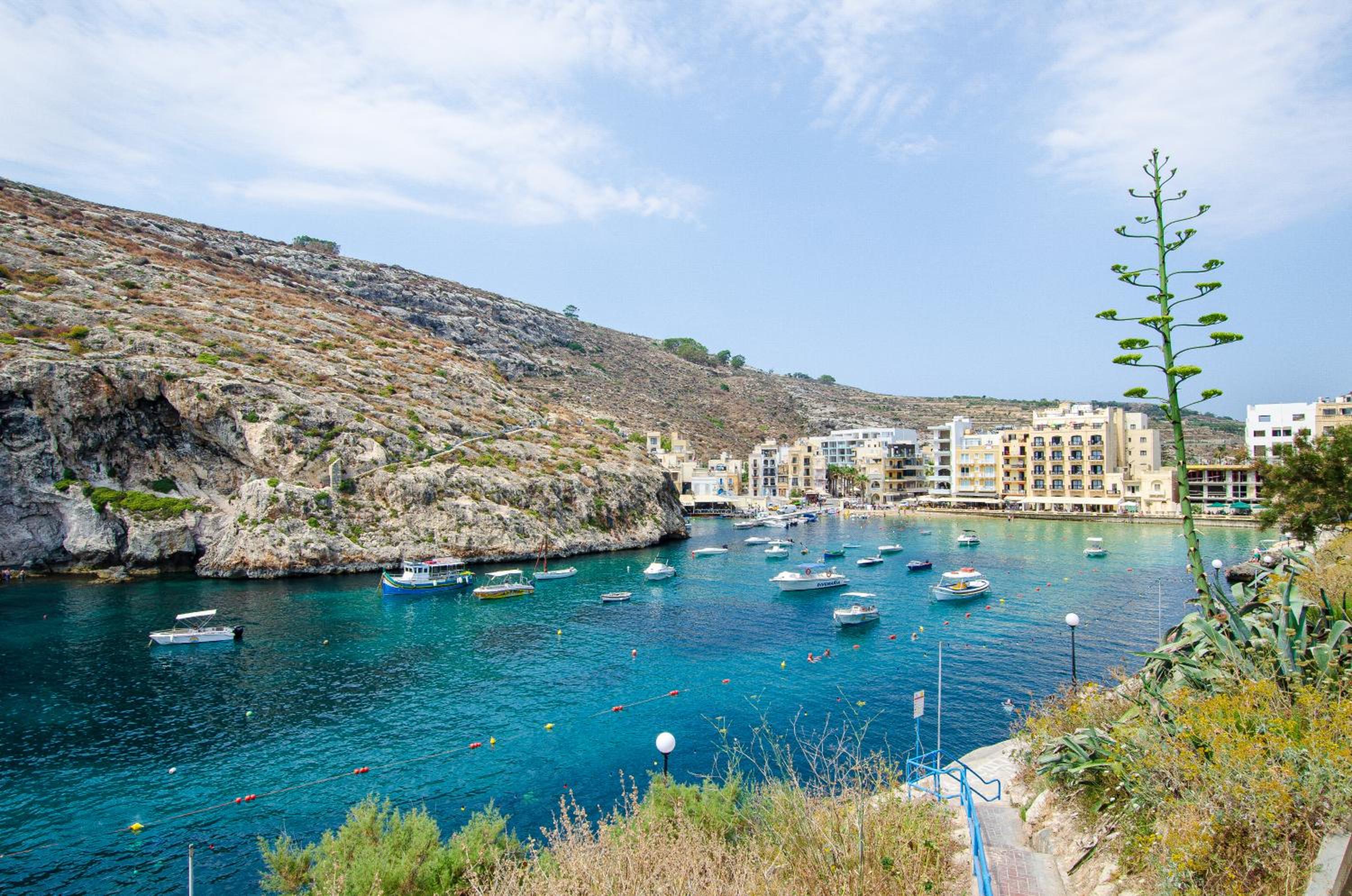 'Feel@Home' Xlendi Retro Designer Apt 30sec from beach