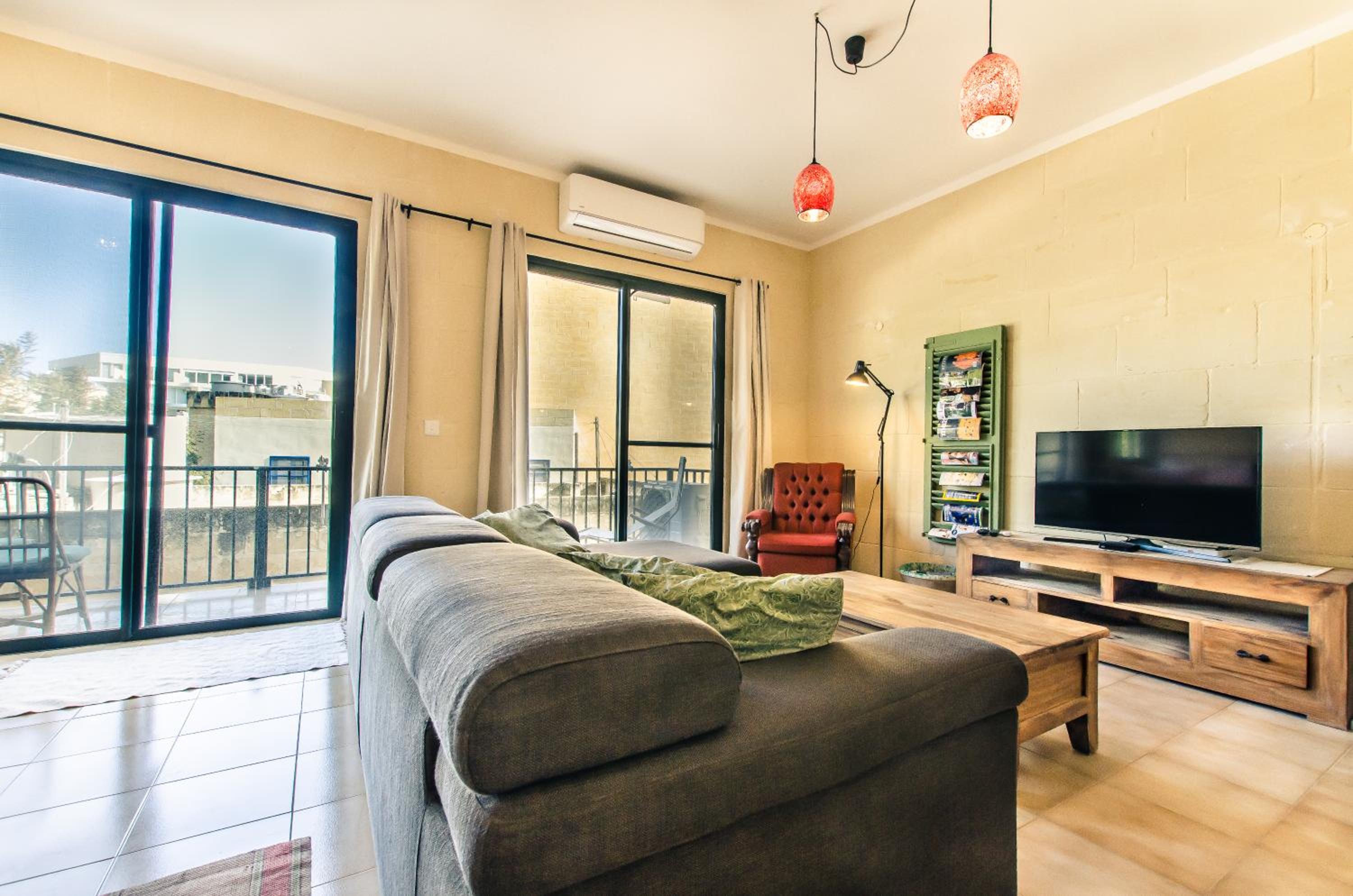 'Feel@Home' Xlendi Retro Designer Apt 30sec from beach