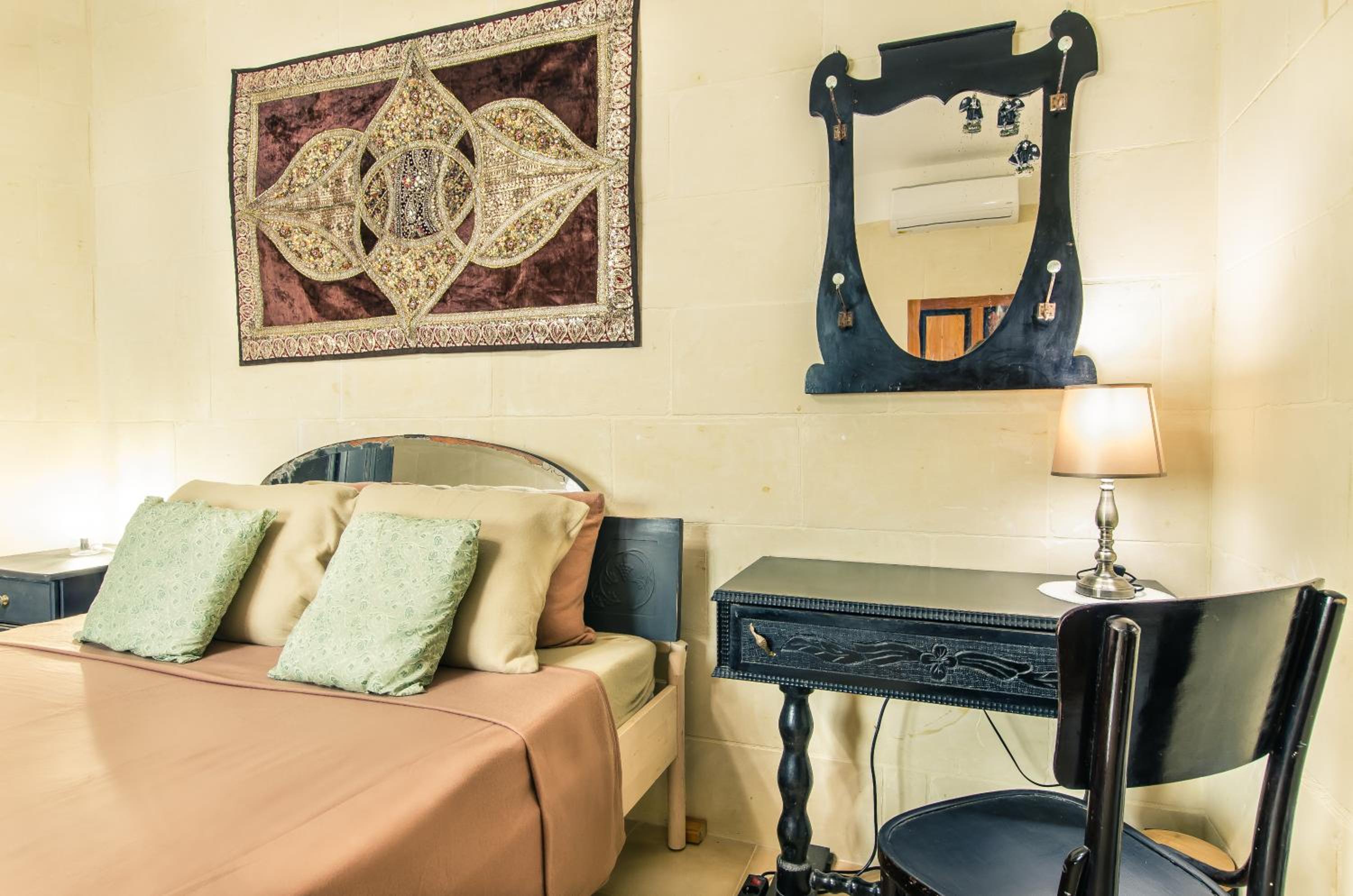'Feel@Home' Xlendi Retro Designer Apt 30sec from beach