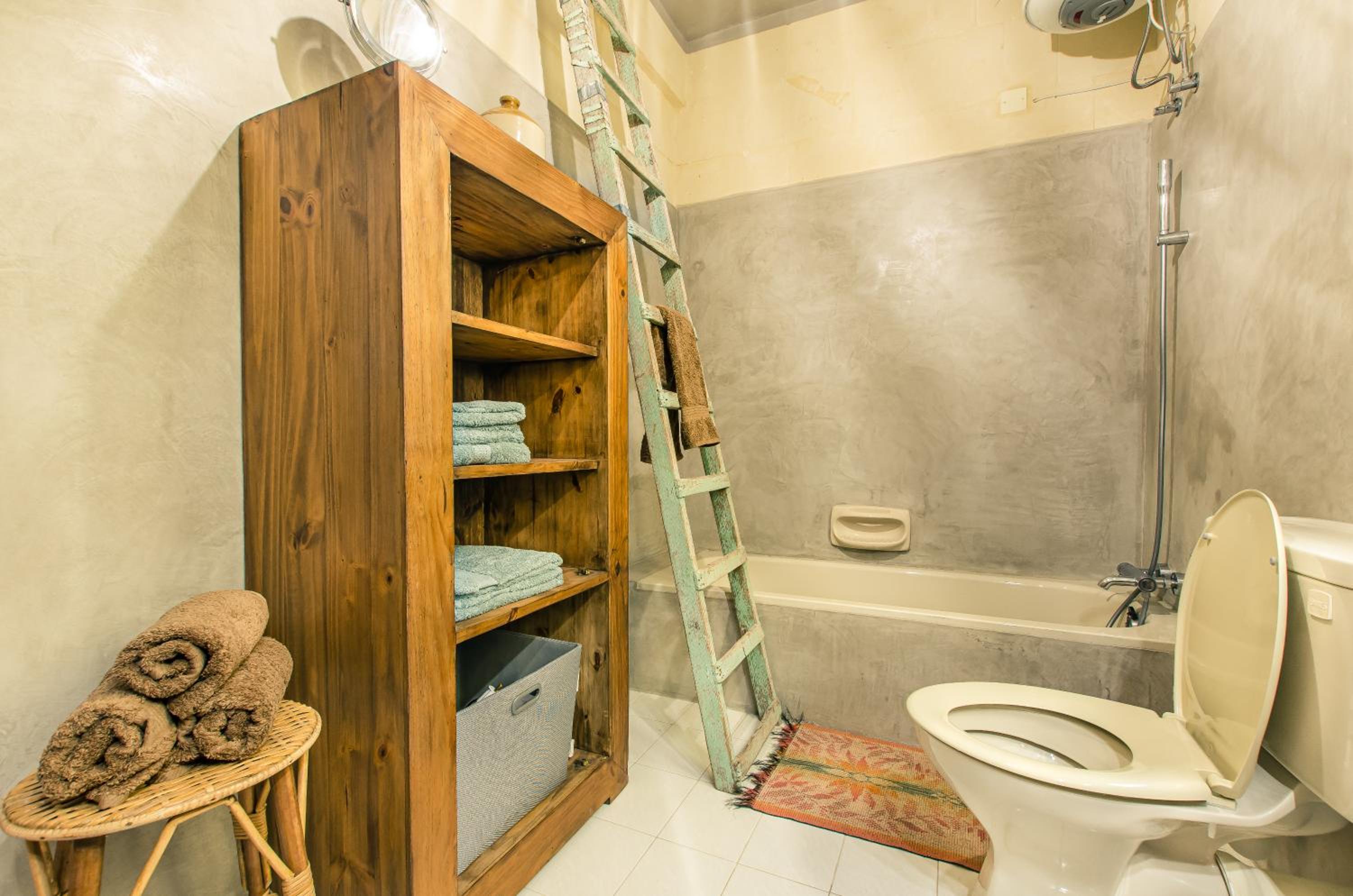 'Feel@Home' Xlendi Retro Designer Apt 30sec from beach