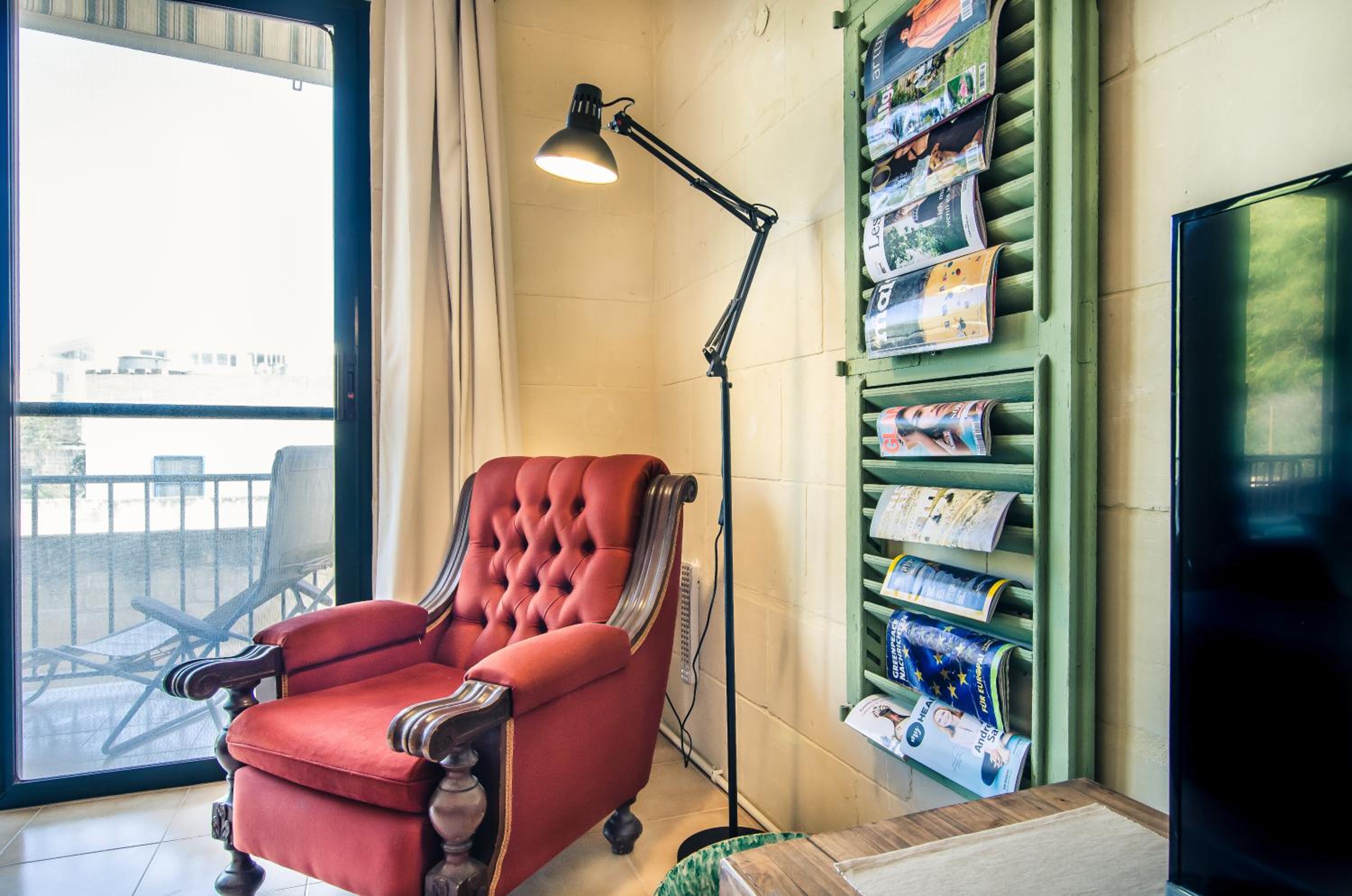'Feel@Home' Xlendi Retro Designer Apt 30sec from beach