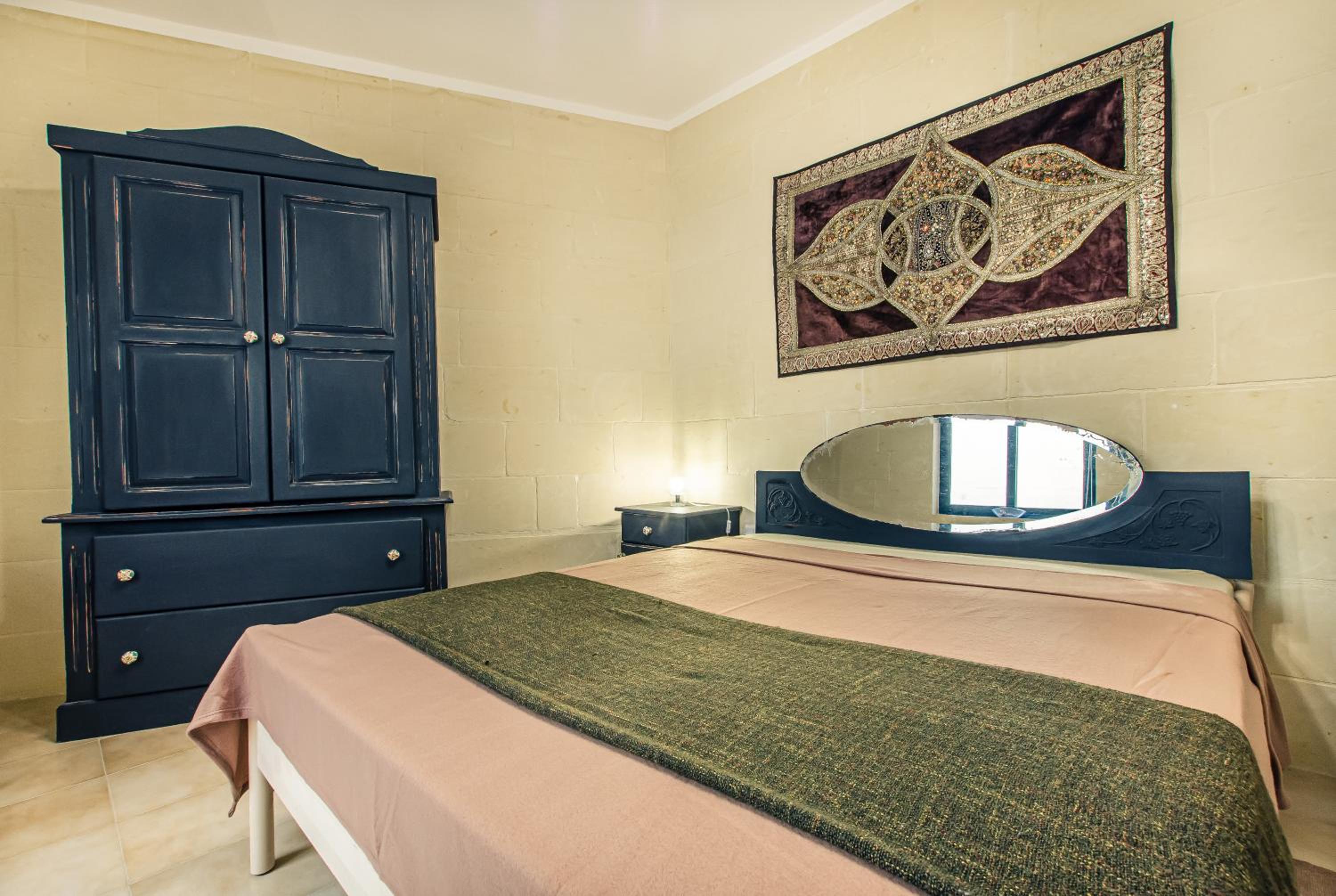 'Feel@Home' Xlendi Retro Designer Apt 30sec from beach