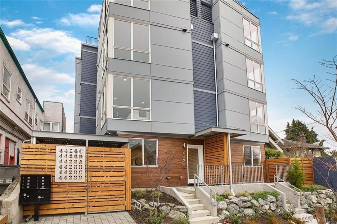 Rooftop Patio with Waterview, Private Garden & Grill 3BR 3BA- Modern Cityscape view 4