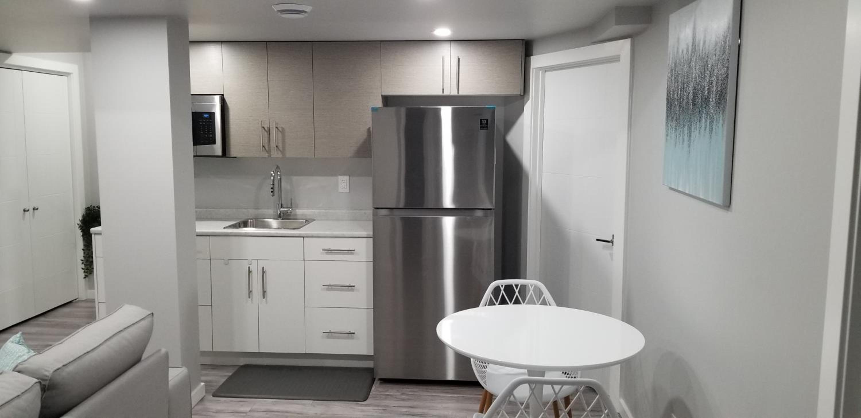 Luxurious 2 bedroom basement suite