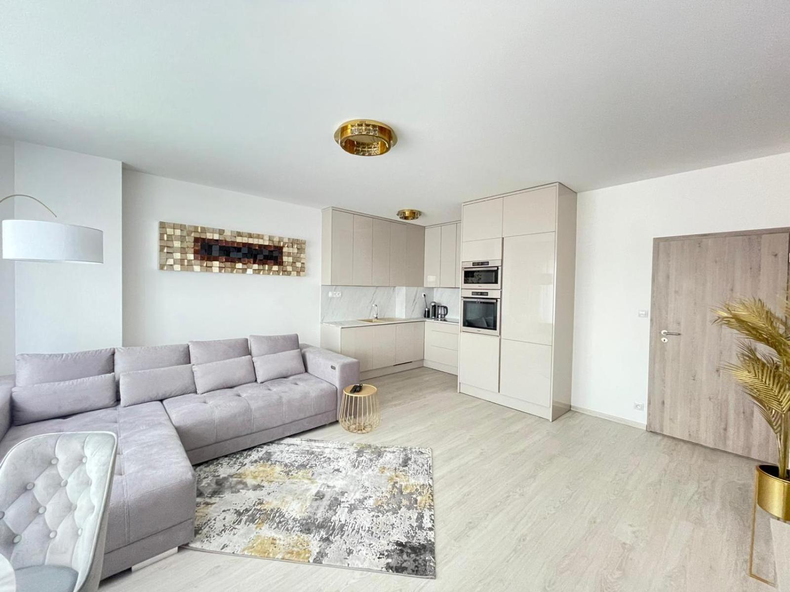 New Luxury City centre apartment with panoramic view, free parking view 2