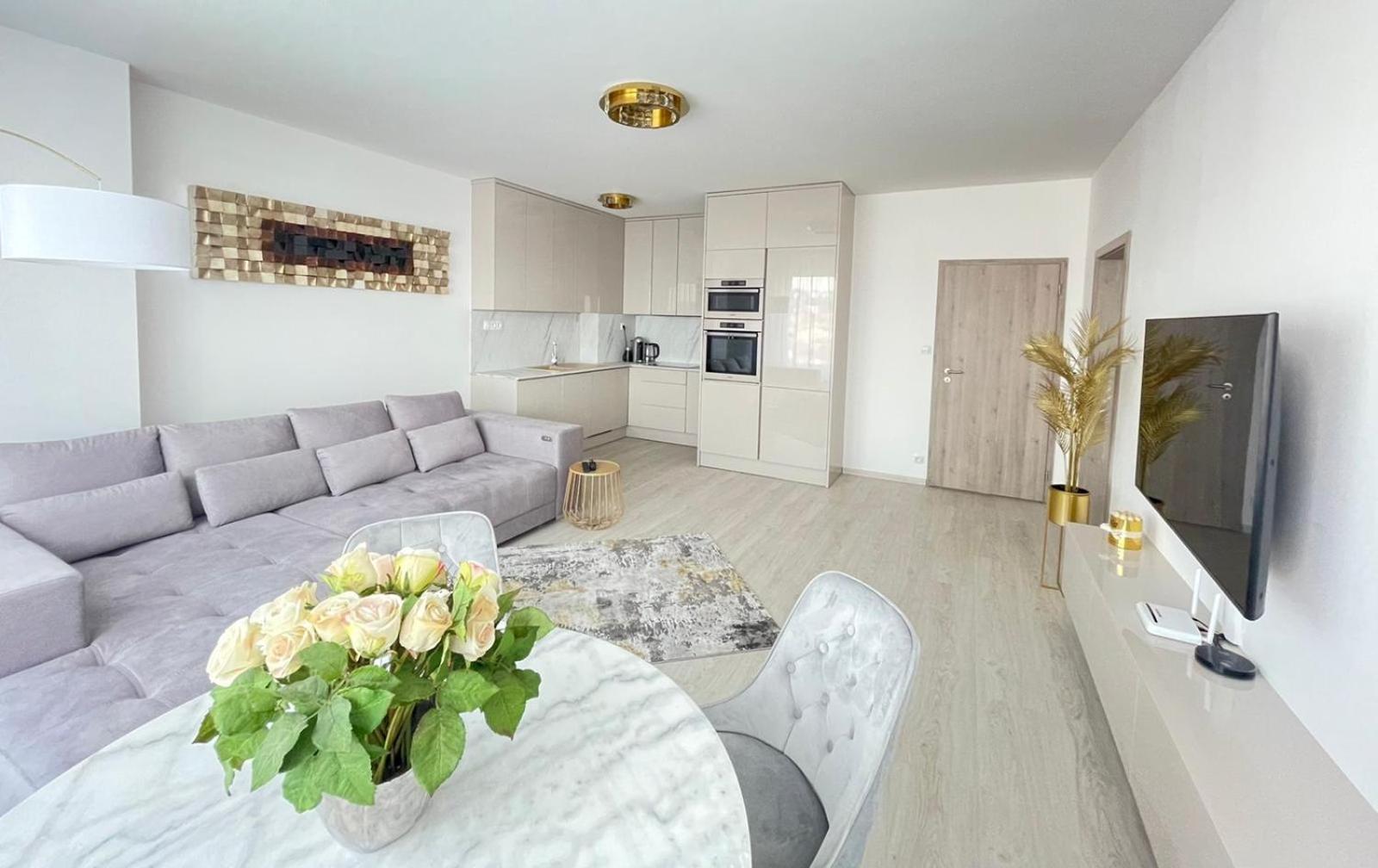 New Luxury City centre apartment with panoramic view, free parking view 4