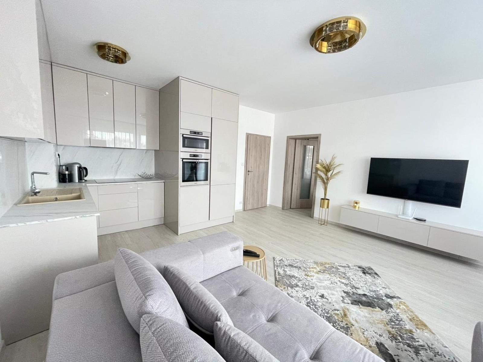 New Luxury City centre apartment with panoramic view, free parking view 5
