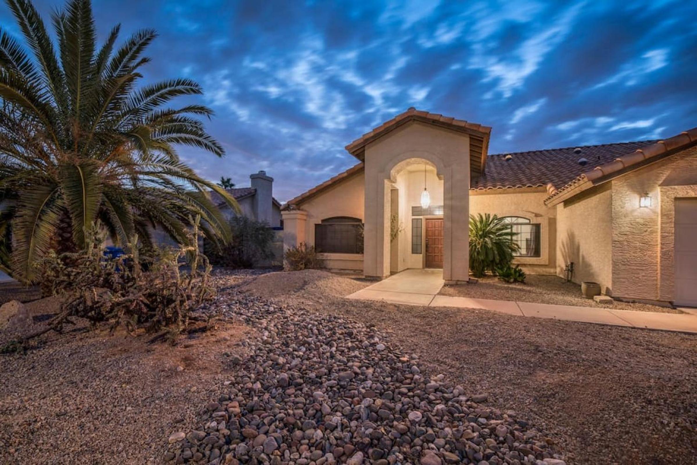 Beautiful Scottsdale Escape Heated Pool, Spa, & Putting Green view 3