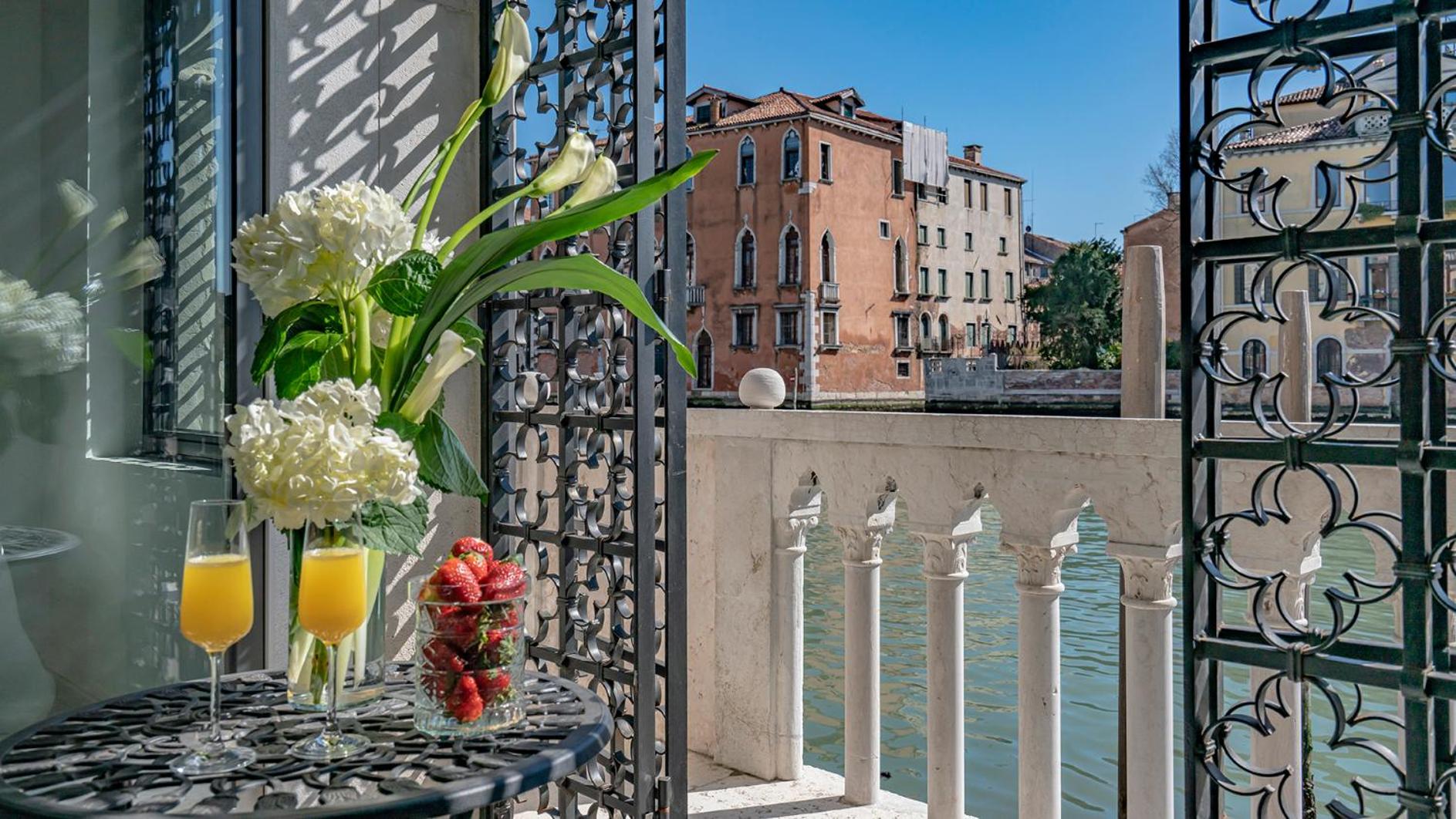 La Loggia Grand Canal