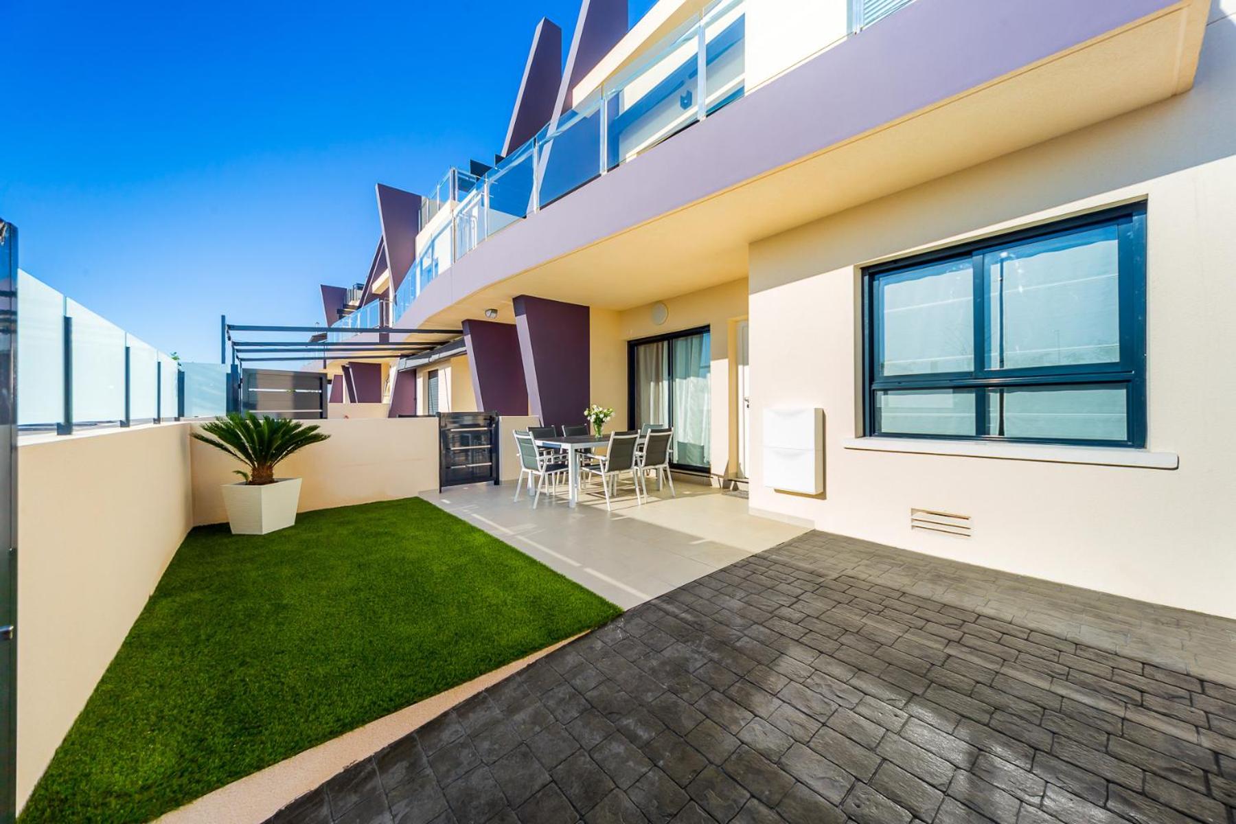 Luxurious 2 Bedroom Apartment near the beach view 5