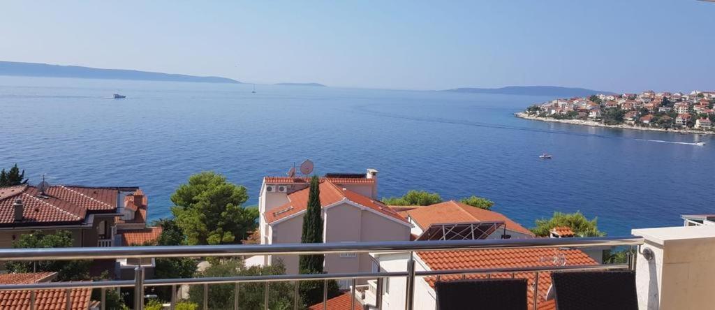 Summer Lounge Apartment view 4