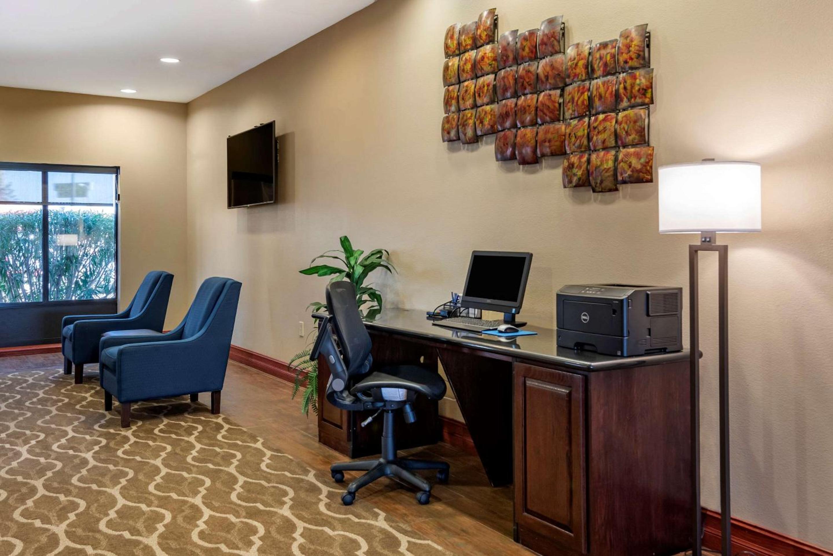 Montgomery Vacations - Comfort Suites Airport South - Property Image 6