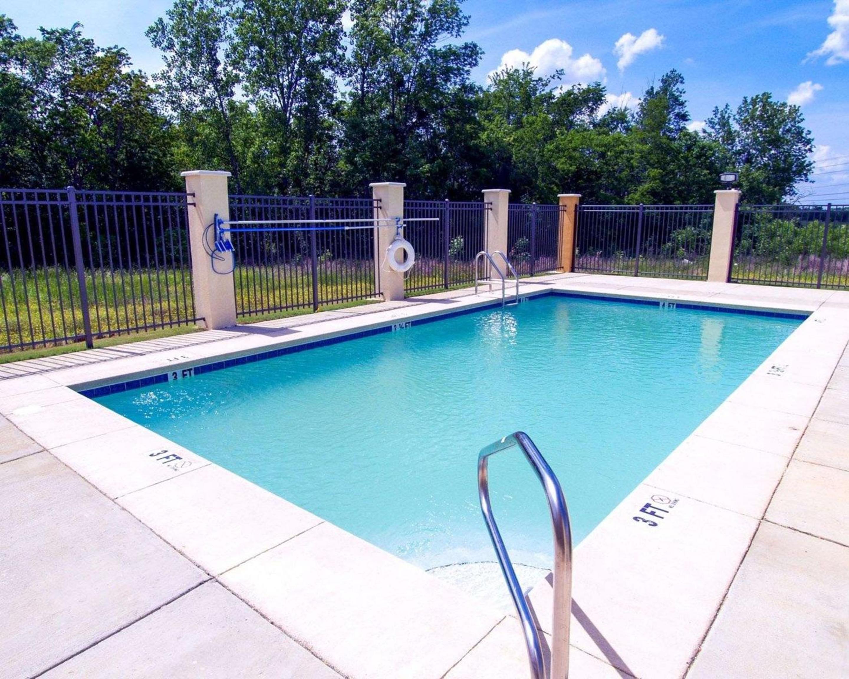 Montgomery Vacations - Comfort Suites Airport South - Property Image 4