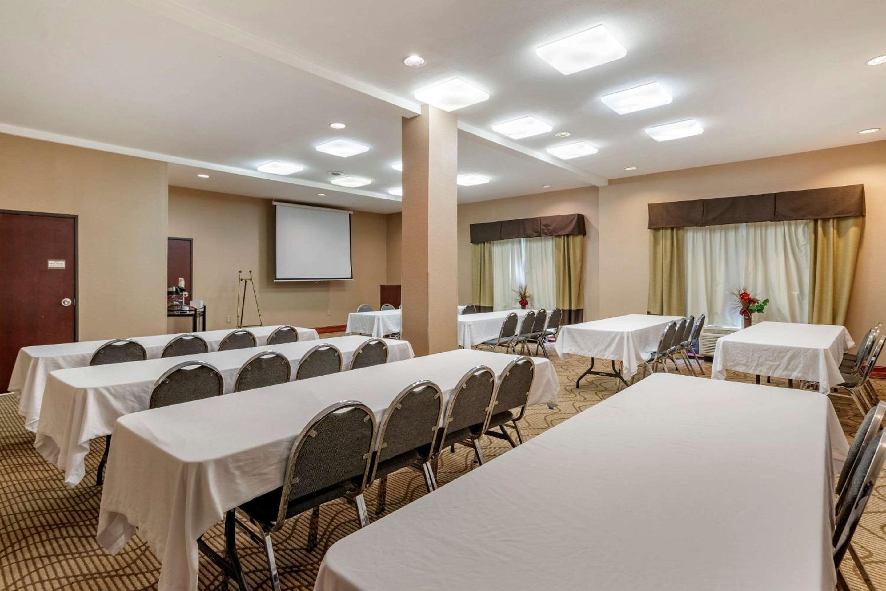 Montgomery Vacations - Comfort Suites Airport South - Property Image 7