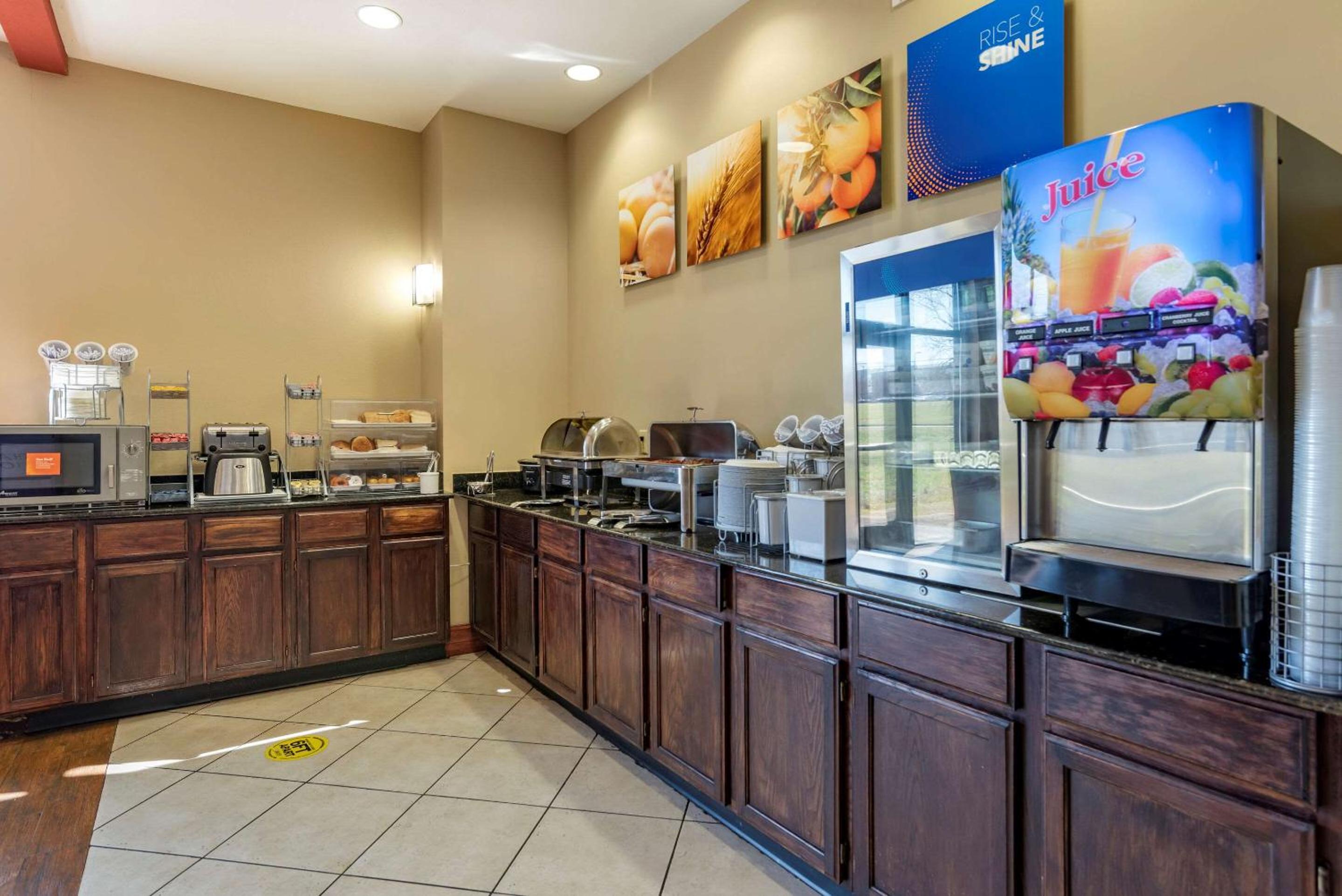 Montgomery Vacations - Comfort Suites Airport South - Property Image 9