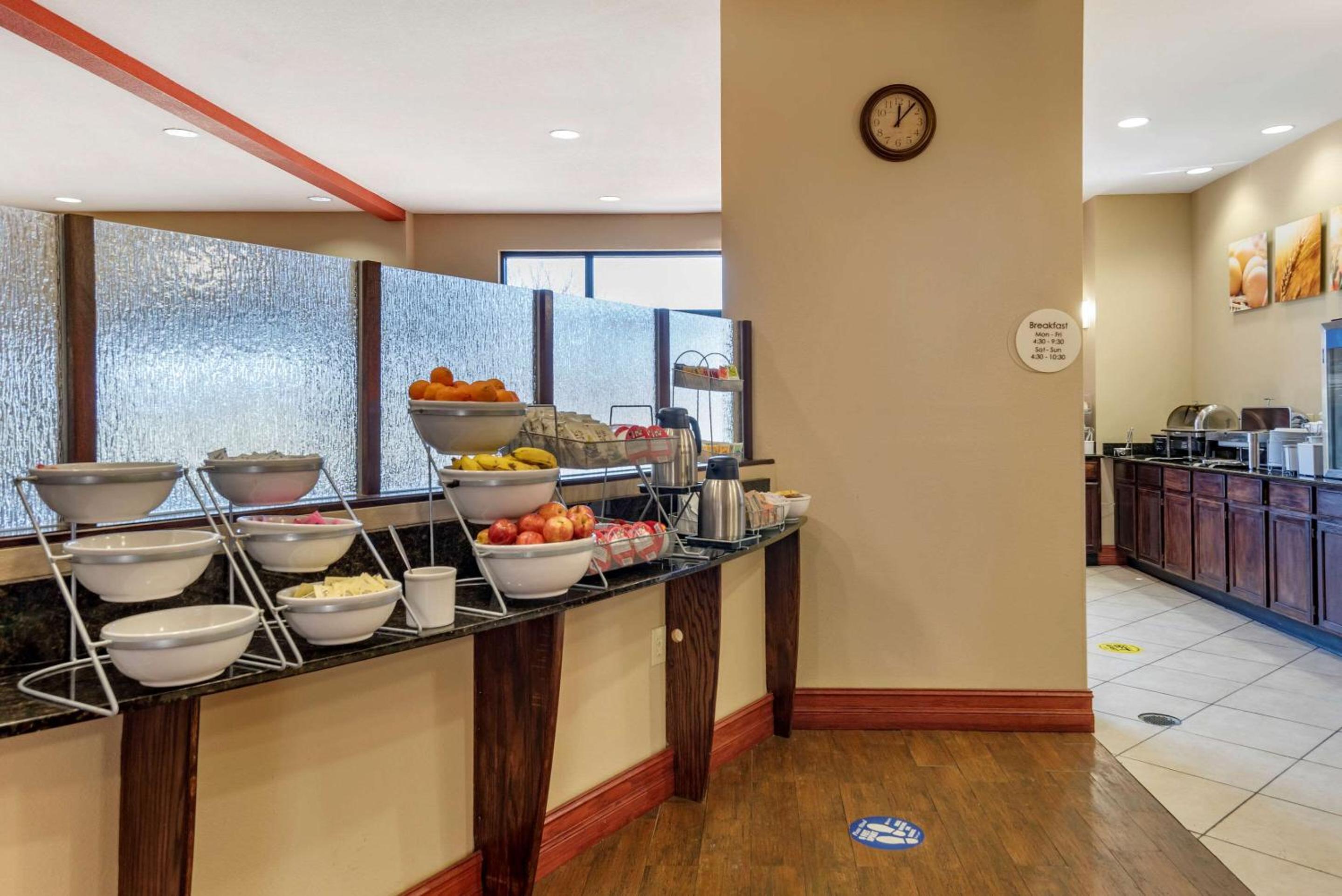 Montgomery Vacations - Comfort Suites Airport South - Property Image 11