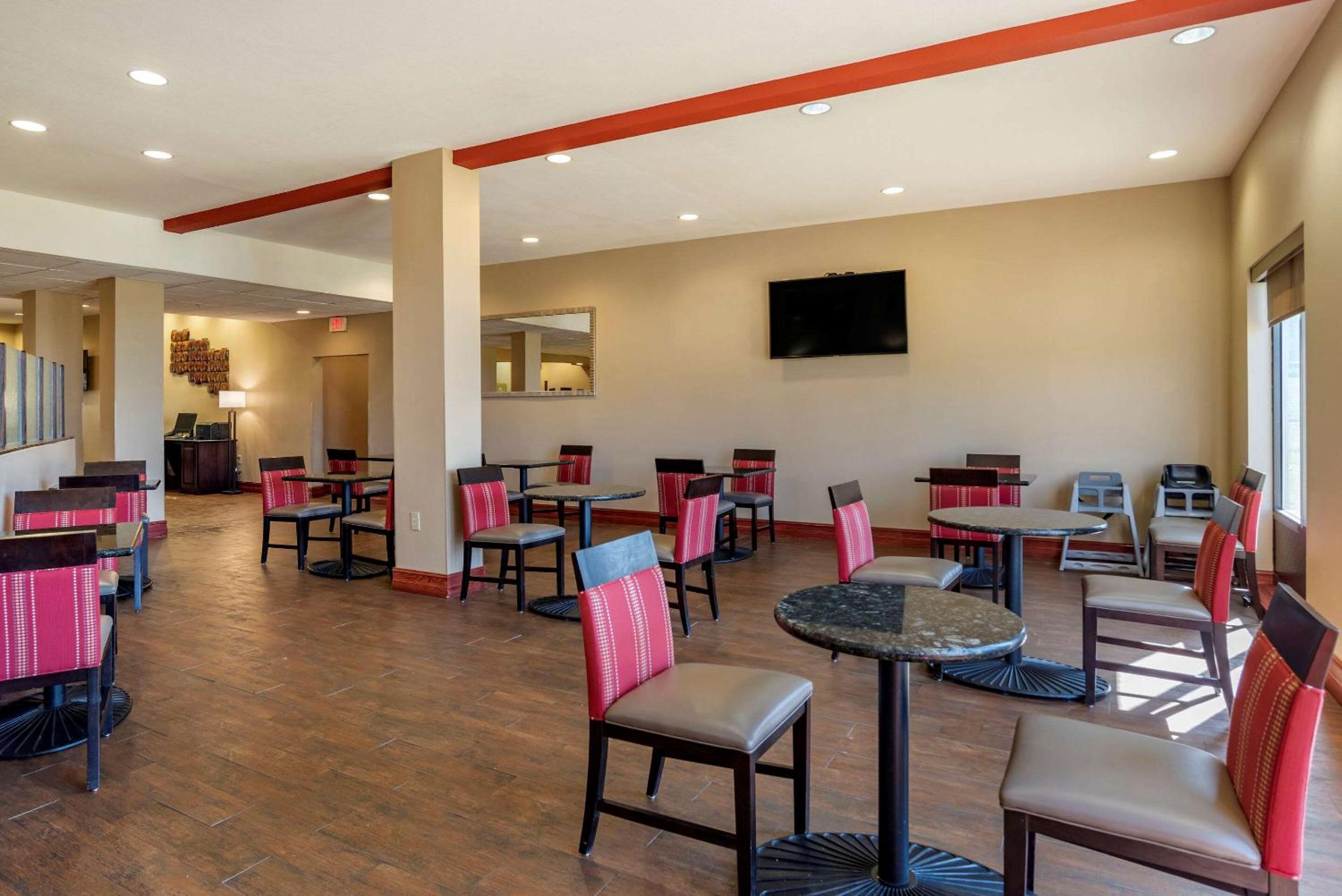 Montgomery Vacations - Comfort Suites Airport South - Property Image 1