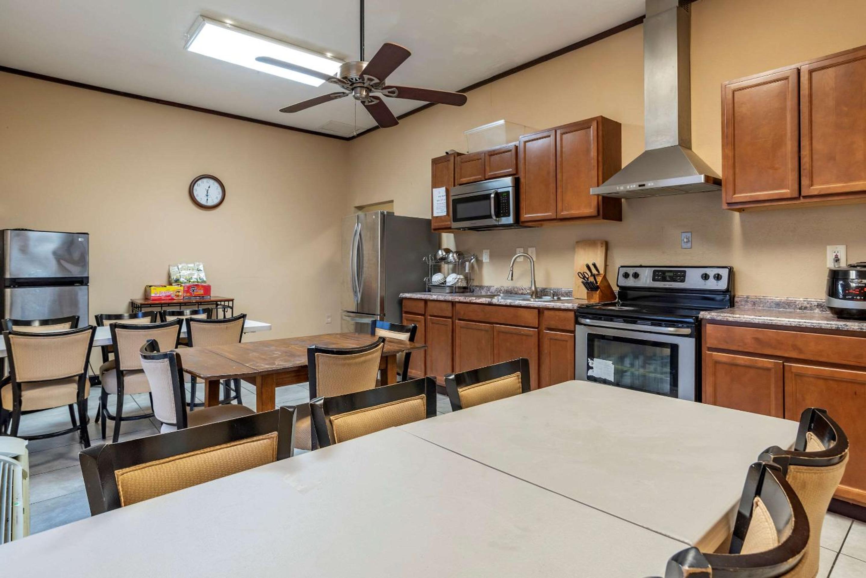 Montgomery Vacations - Comfort Suites Airport South - Property Image 12