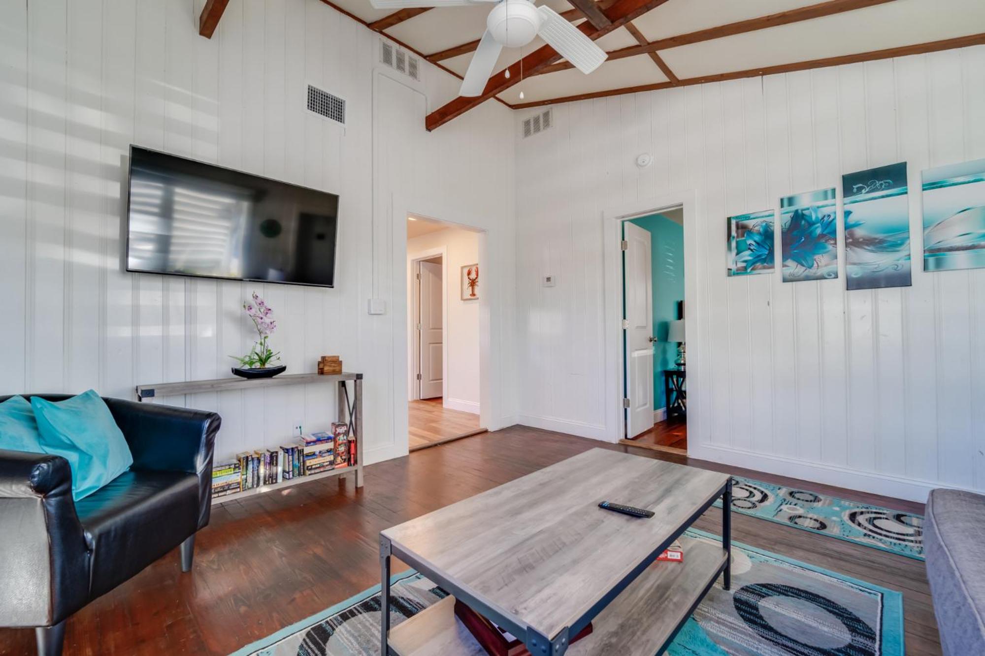 Beach Chairs, Good Kitchen, Strong Wifi on 14th Ave view 5