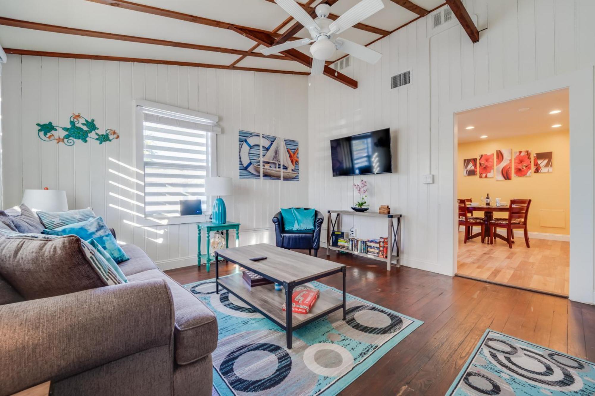 Beach Chairs, Good Kitchen, Strong Wifi on 14th Ave view 4
