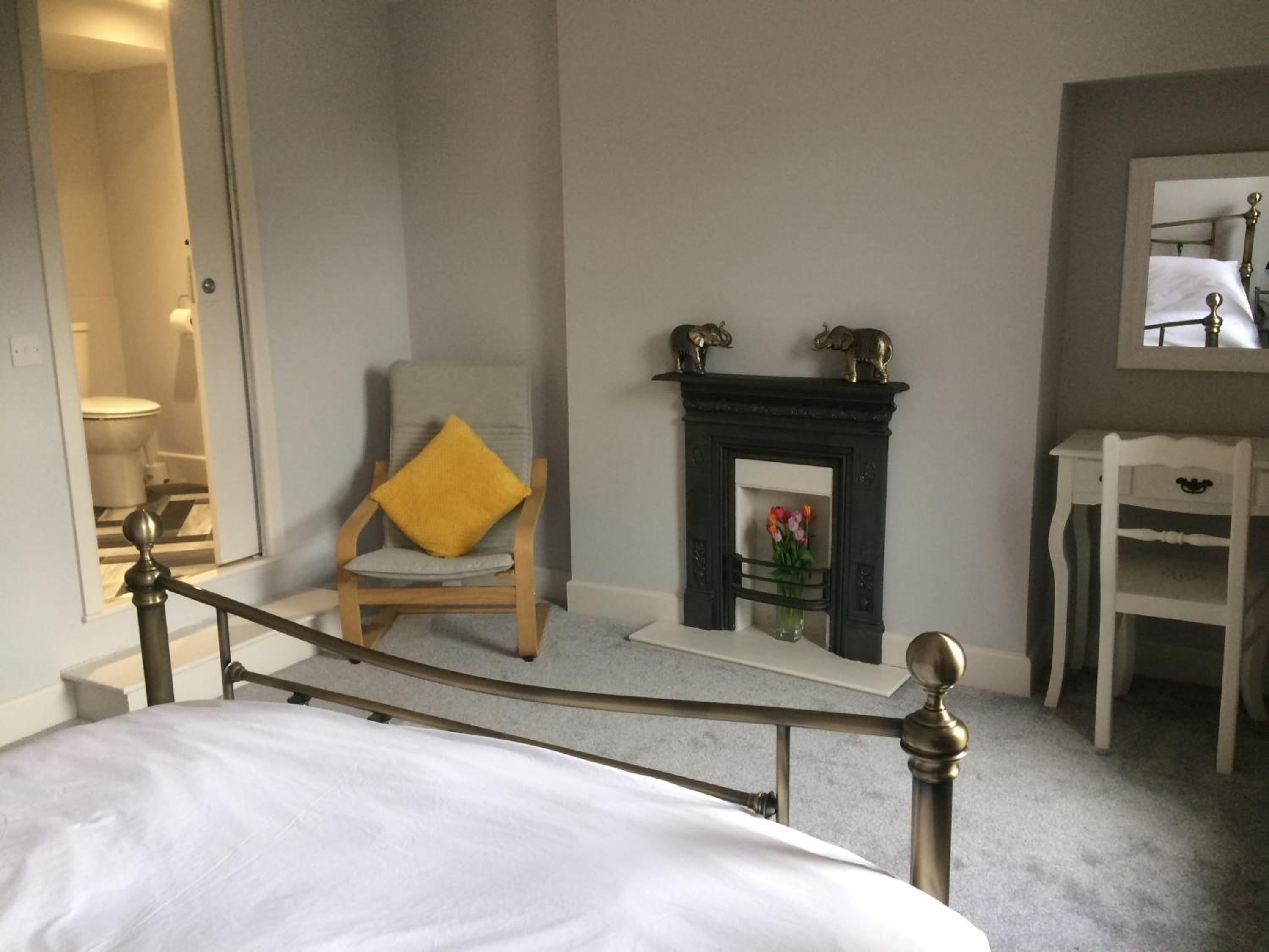 40 Newgate Barnard Castle -Central Location - Court Yard - Dog Friendly - Sleeps 7 - Wood Burner - Complimentary Logs & Wine - Smart TV view 4