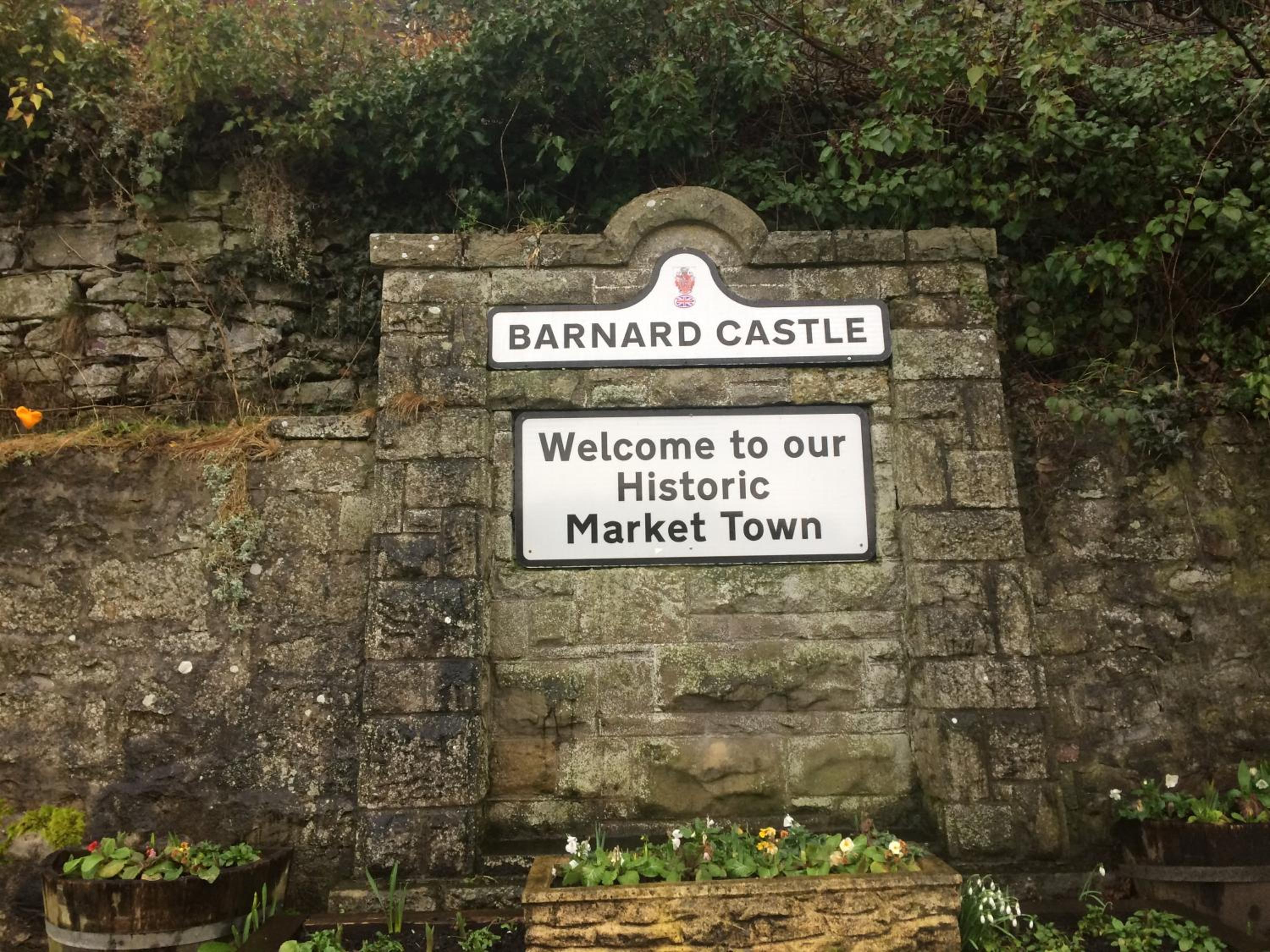 40 Newgate Barnard Castle -Central Location - Court Yard - Dog Friendly - Sleeps 7 - Wood Burner - Complimentary Logs & Wine - Smart TV view 5