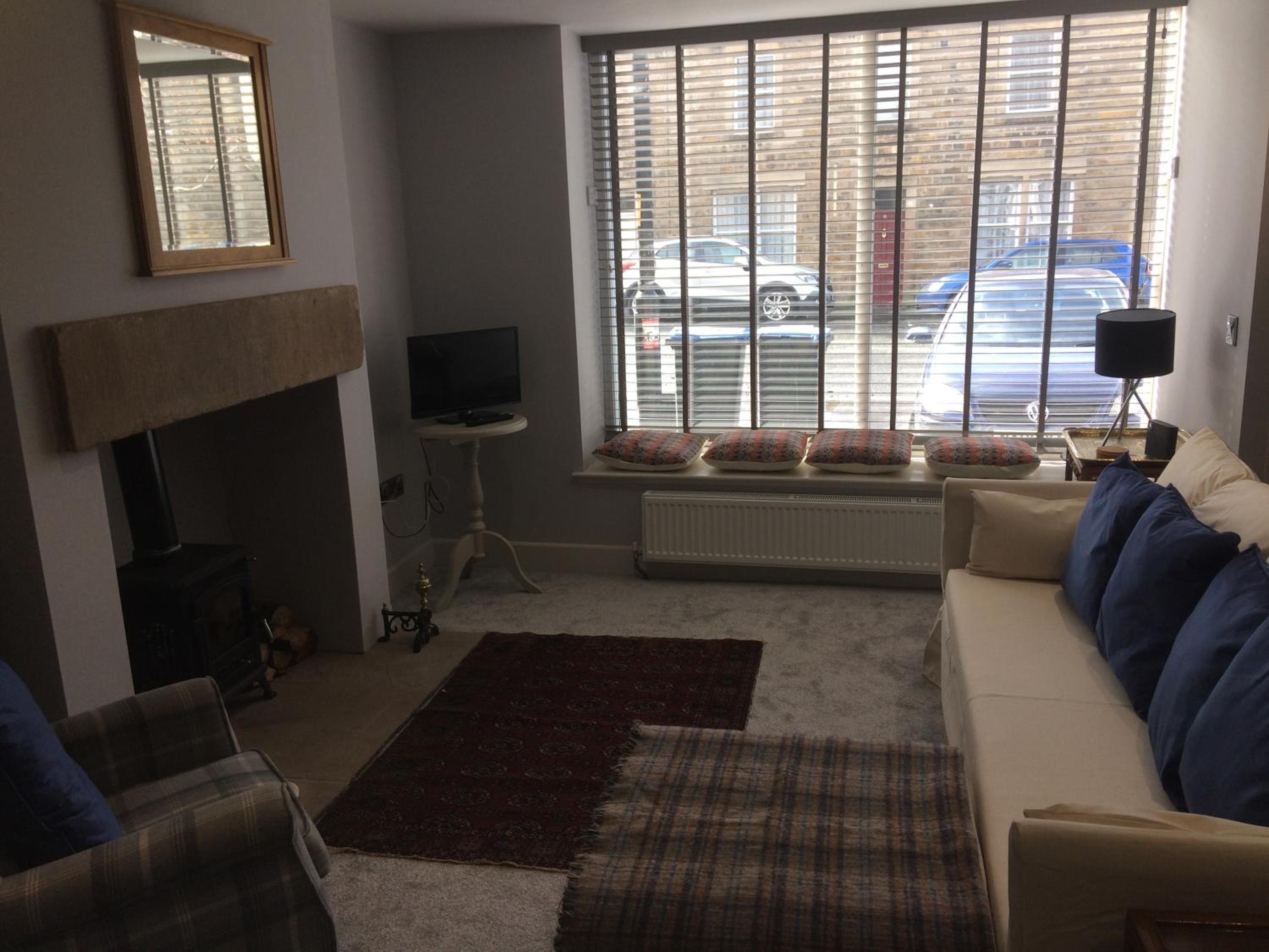 40 Newgate Barnard Castle -Central Location - Court Yard - Dog Friendly - Sleeps 7 - Wood Burner - Complimentary Logs & Wine - Smart TV view 2