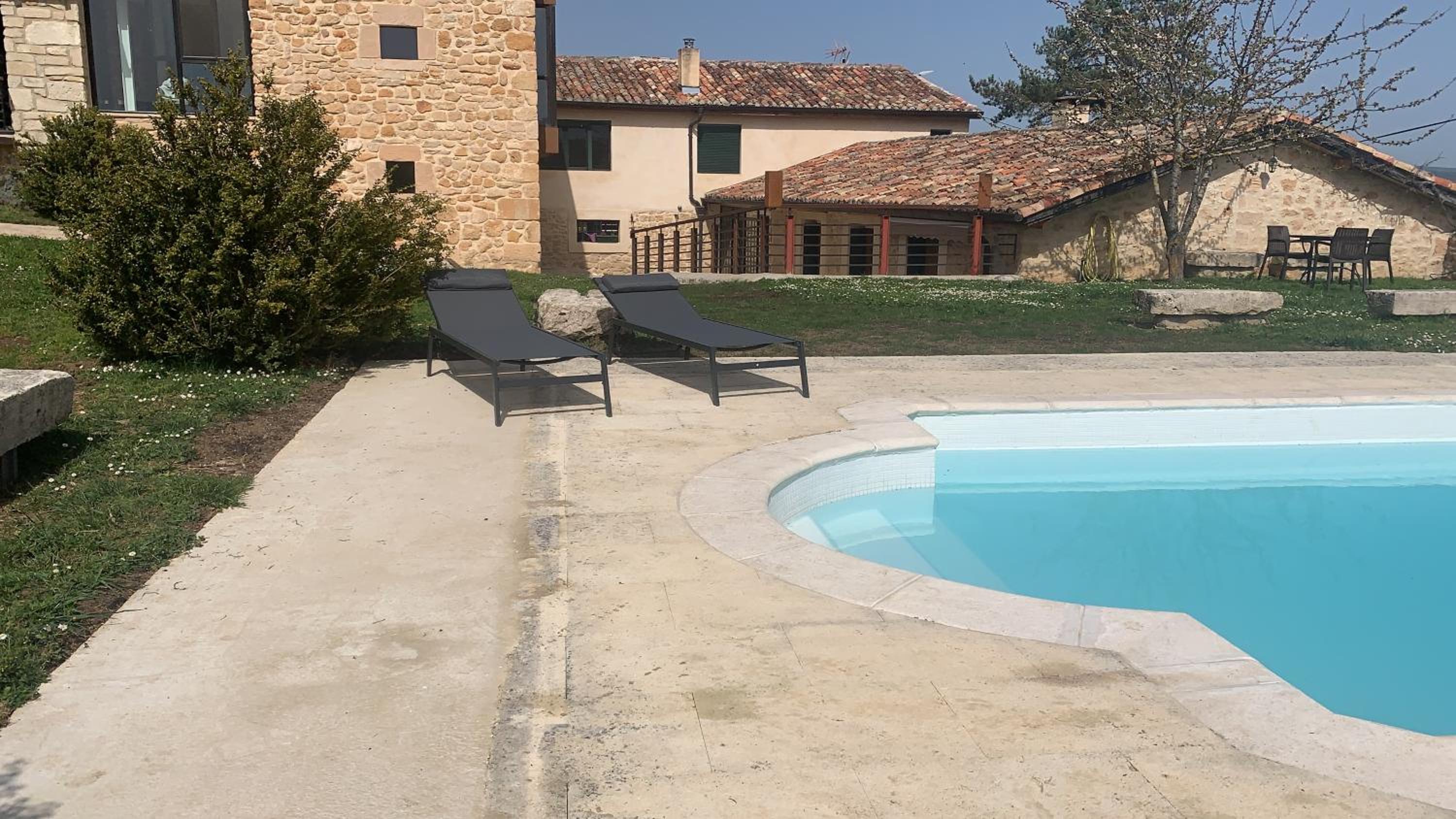 casa rural de un artista en plena naturaleza piscina y parque de esculturas en villarcayo - Image 2