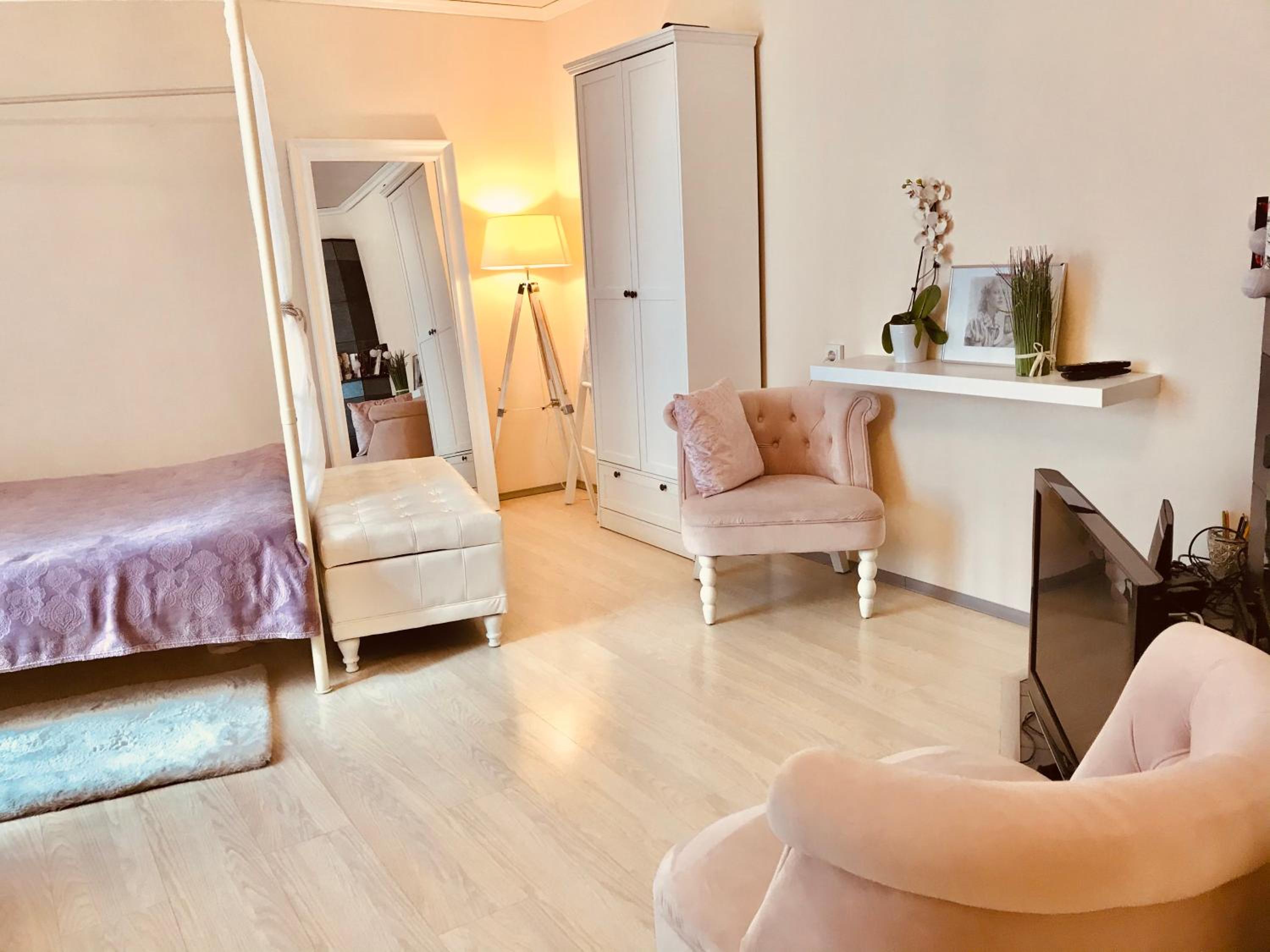 Cozy city studio apartment free parking