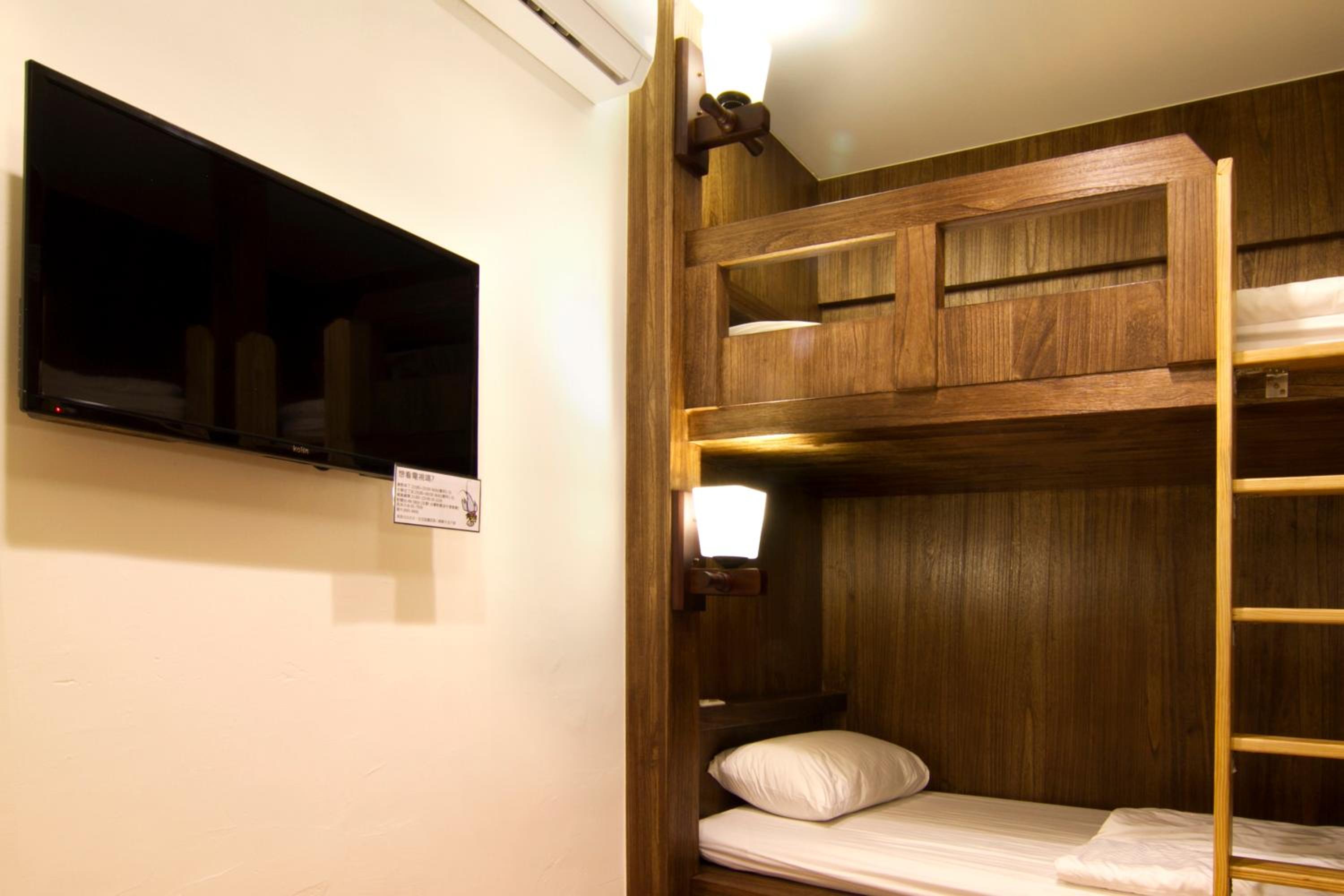Mr. Lobster’s Secret Den design hostel