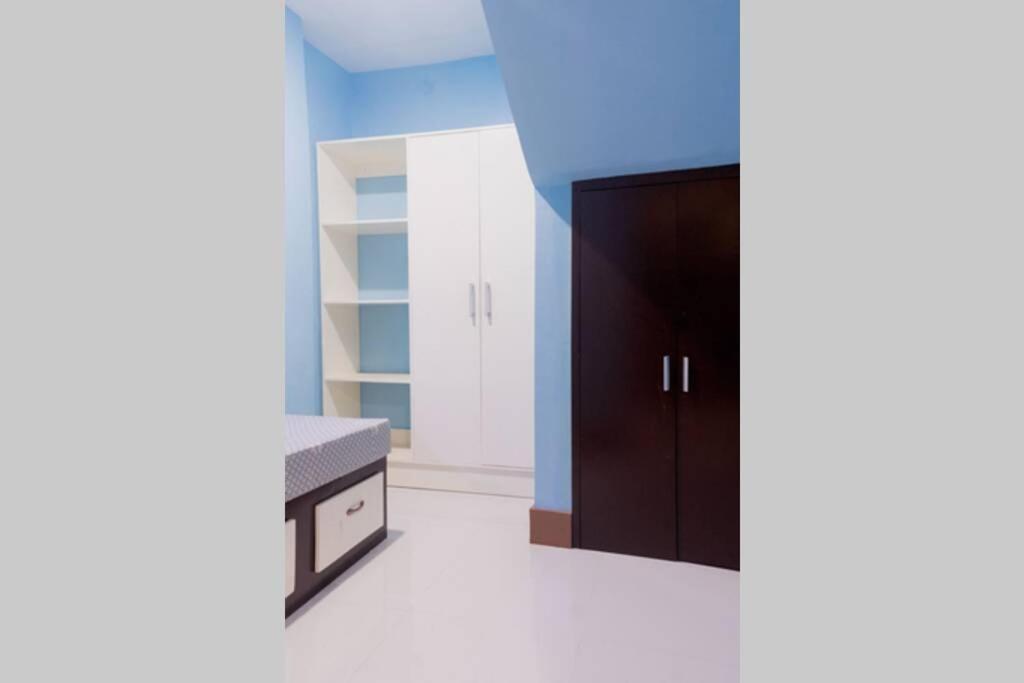 B2 - Spacious 3BR House with Netflix, Fiber Wifi, Parking, Balcony view 5