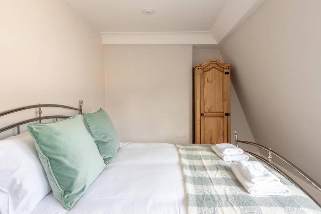Rooftop Retreat - 2 Double Beds w/ Stunning Views view 4