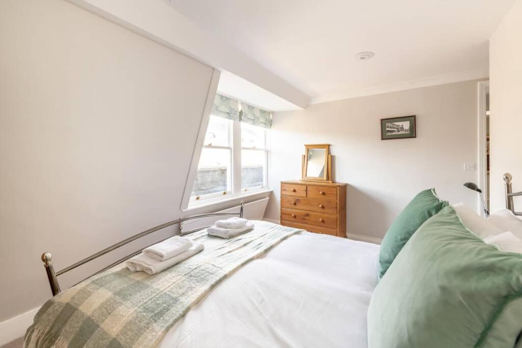 Rooftop Retreat - 2 Double Beds w/ Stunning Views view 2