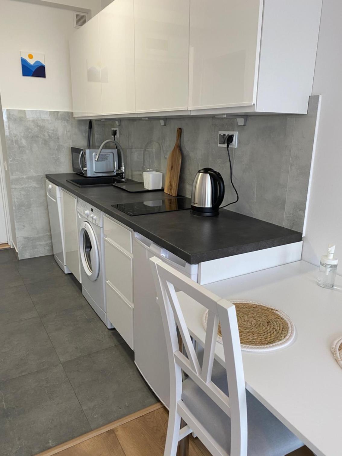 Sweet Life Apartment next to metro station