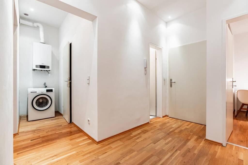 Spacious 3-room apt. 15 min to the city center